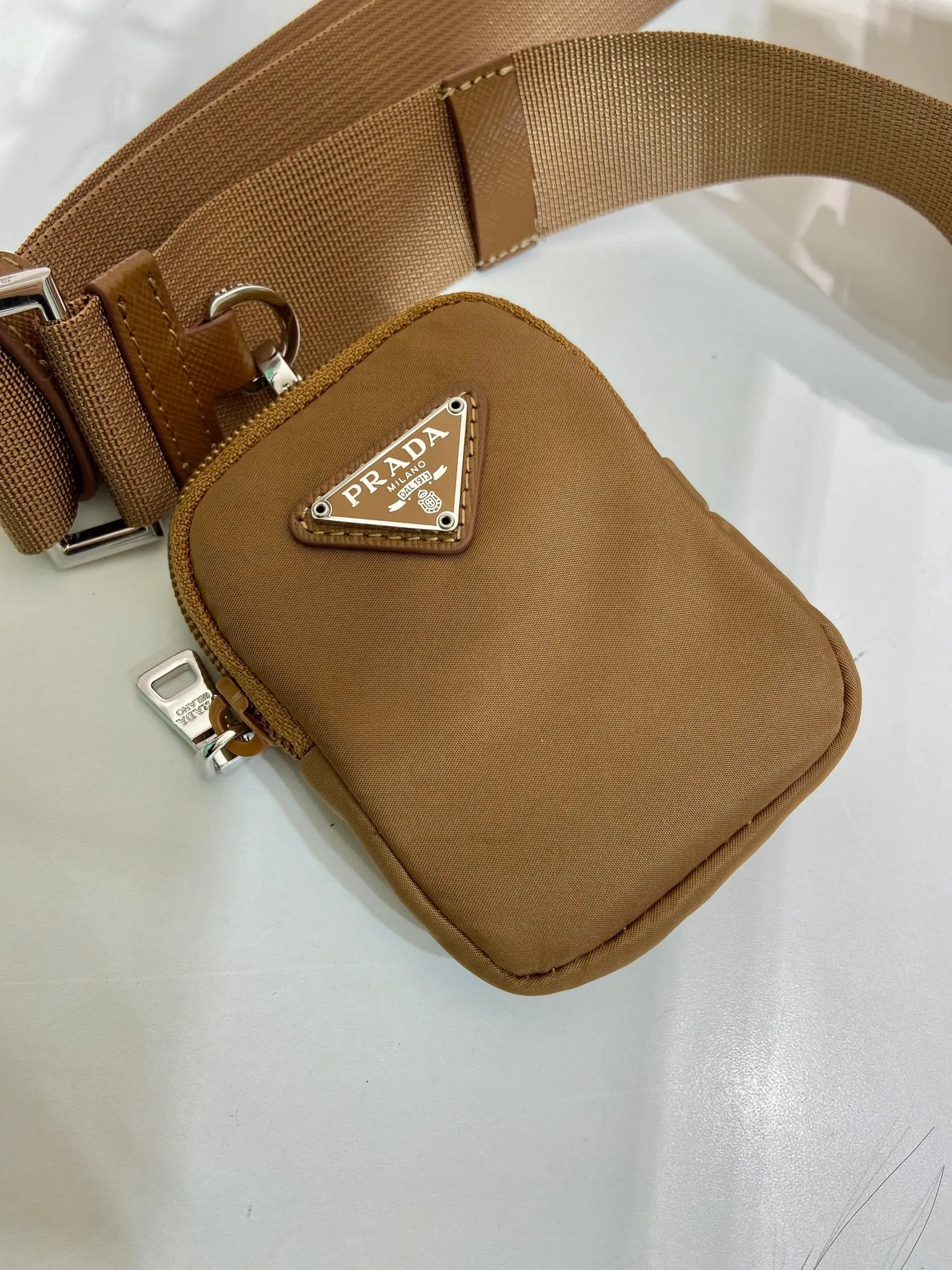 💰1160🎉Upgraded messenger bag🎉🎉1BD953B new color🎉 This shoulder bag is made of Re-Nylon regenerated nylon and equipped with spacious compartments and pockets. Comes with a removable pouch for added style. The back of the small bag is an environmentally friendly logo🎉Flip cover and buckle opening and closing, large capacity, fashionable and practical, and a popular style that will never go out of style🎉Hurry and get it Height: 20.5cm Width: 27cm Length: 12cm