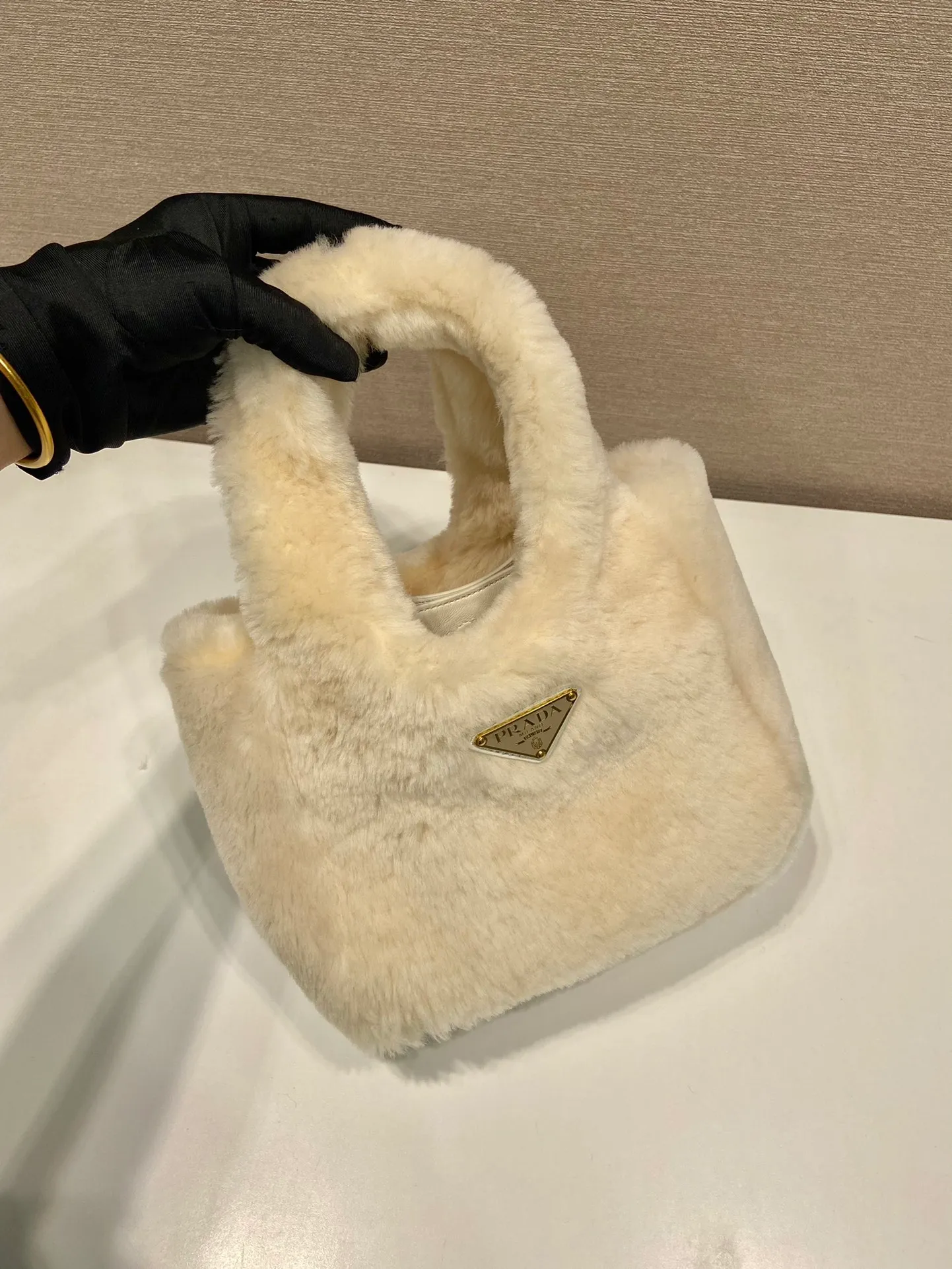 💰1320🎉Wool Bucket Bag🎉1BA349🎉🎉 This shearling handbag has a wide design, highlighting its soft and rounded silhouette. The unique P triangle logo adds an iconic and classic feel to this bag. Enamel-coated triangular metal logo on the front, magnetic buckle closure. Soft sheepskin lining, with three compartments, large capacity, fashionable and practical. It is also a popular item recognized by Internet celebrities. A must-have for winter, get it now. 🎉🎉👏👏👏 Length 18x height 15.5x bottom 10cm🎉🎉