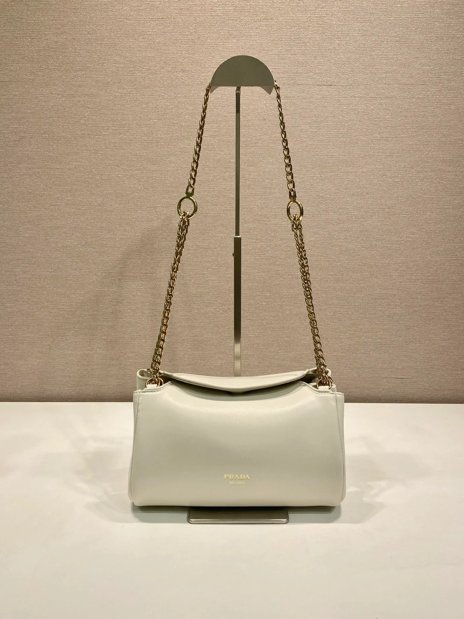 💰1500🎉New🎉1BD395🎉🎉 This Tumulte bag suggests a sporty yet refined stance, an authentic, nappa leather design characterized by soft side pleats and curves that create a refined feminine silhouette. The bag is decorated with three sliding chain handles, a detachable chain shoulder strap and a magnetic closure on the flap, which can be combined into different wearing styles. There is a lot of space, babies, hurry up and get it🎉🎉Length 24xHeight 13xBottom 13cm🎉🎉🎉💰💰💰