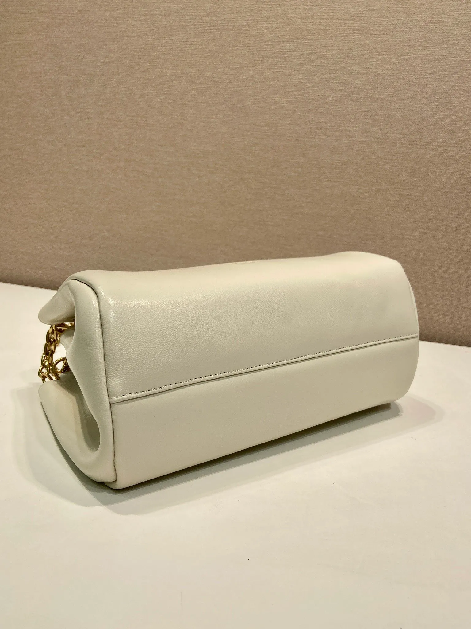 💰1500🎉New🎉1BD395🎉🎉 This Tumulte bag suggests a sporty yet refined stance, an authentic, nappa leather design characterized by soft side pleats and curves that create a refined feminine silhouette. The bag is decorated with three sliding chain handles, a detachable chain shoulder strap and a magnetic closure on the flap, which can be combined into different wearing styles. There is a lot of space, babies, hurry up and get it🎉🎉Length 24xHeight 13xBottom 13cm🎉🎉🎉💰💰💰