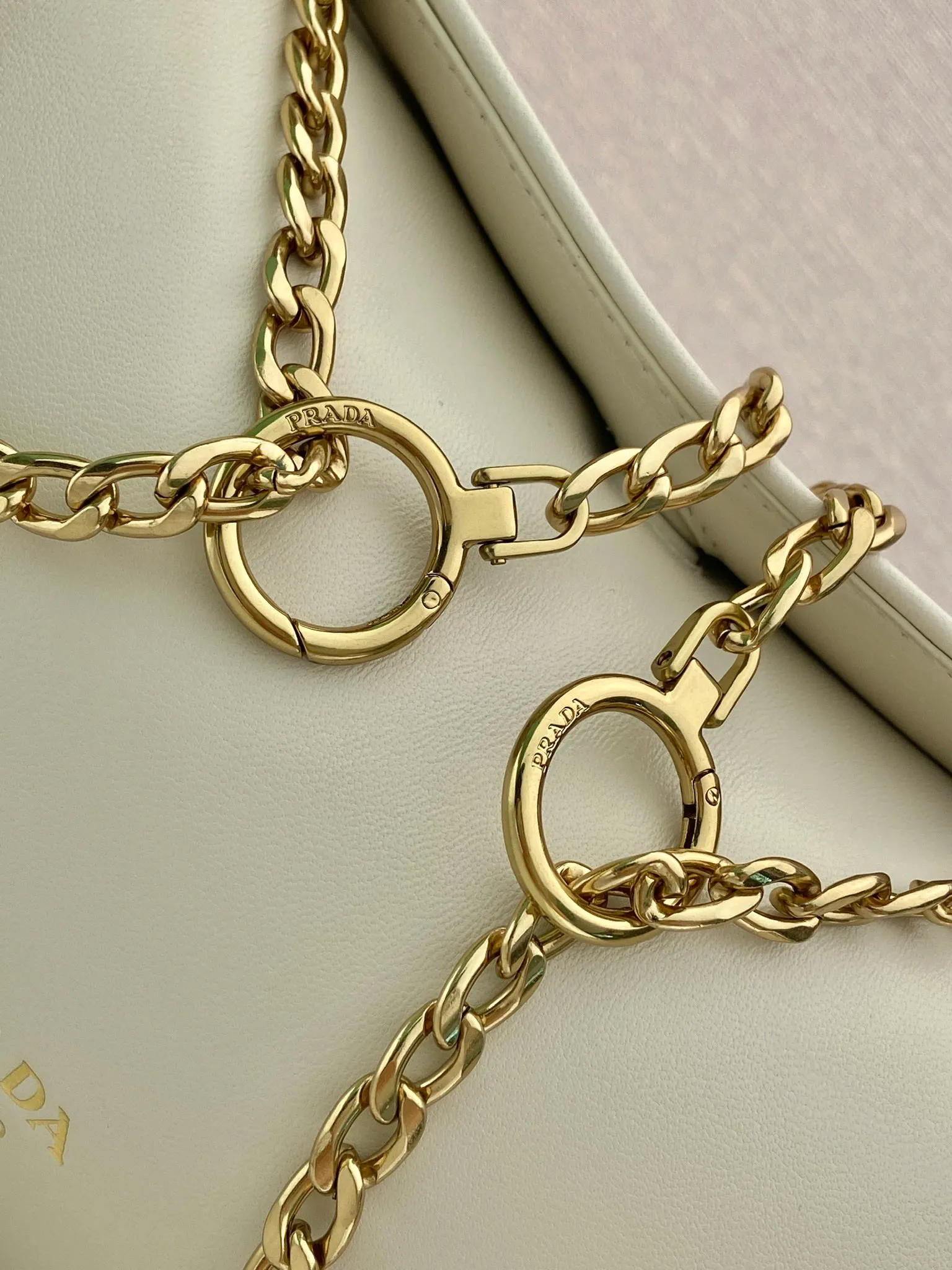 💰1500🎉New🎉1BD395🎉🎉 This Tumulte bag suggests a sporty yet refined stance, an authentic, nappa leather design characterized by soft side pleats and curves that create a refined feminine silhouette. The bag is decorated with three sliding chain handles, a detachable chain shoulder strap and a magnetic closure on the flap, which can be combined into different wearing styles. There is a lot of space, babies, hurry up and get it🎉🎉Length 24xHeight 13xBottom 13cm🎉🎉🎉💰💰💰