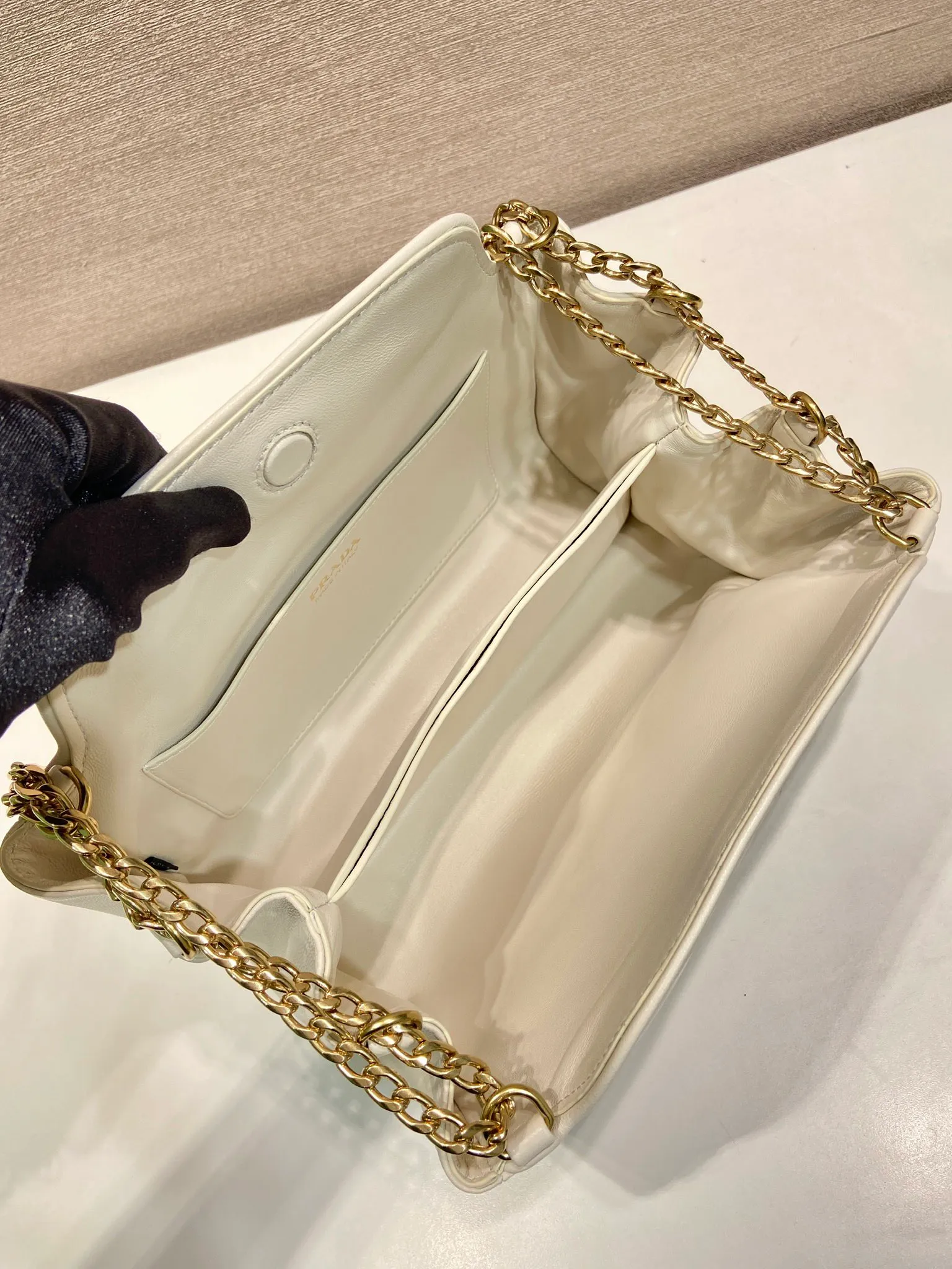 💰1500🎉New🎉1BD395🎉🎉 This Tumulte bag suggests a sporty yet refined stance, an authentic, nappa leather design characterized by soft side pleats and curves that create a refined feminine silhouette. The bag is decorated with three sliding chain handles, a detachable chain shoulder strap and a magnetic closure on the flap, which can be combined into different wearing styles. There is a lot of space, babies, hurry up and get it🎉🎉Length 24xHeight 13xBottom 13cm🎉🎉🎉💰💰💰
