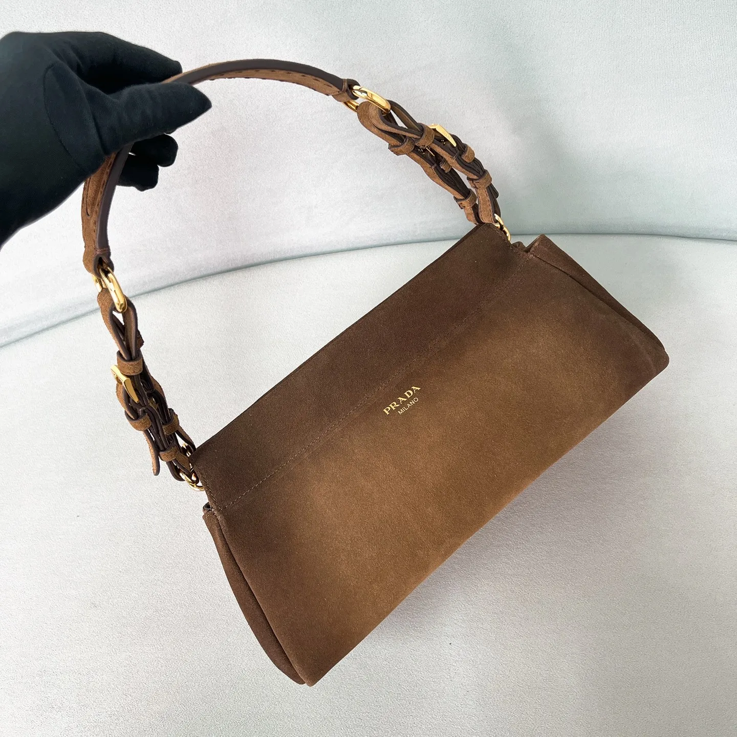 💰1560🌟New model debut🌟The latest FW25 show Enchaine handbag 1BC262 is carefully crafted from suede leather. It is retro, elegant and noble. The perfect fusion of retro style and futurism. It has sharp edges and corners yet is rounded and smooth. The overall body is firm, powerful and soft and delicate. The capacity is practical. Casual and natural, restrained and unobtrusive. It can be carried on the hand or on the shoulder. Size: 32.5*15.5*11cm