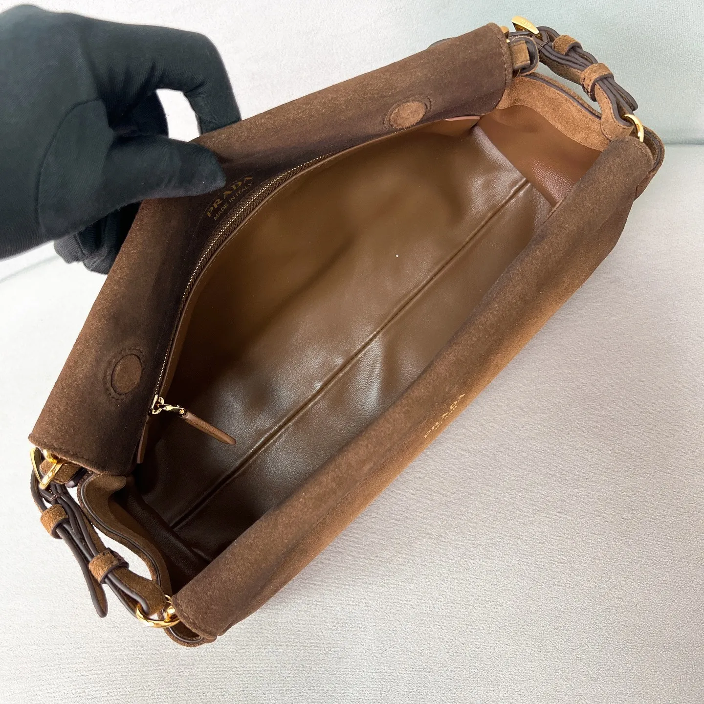 💰1560🌟New model debut🌟The latest FW25 show Enchaine handbag 1BC262 is carefully crafted from suede leather. It is retro, elegant and noble. The perfect fusion of retro style and futurism. It has sharp edges and corners yet is rounded and smooth. The overall body is firm, powerful and soft and delicate. The capacity is practical. Casual and natural, restrained and unobtrusive. It can be carried on the hand or on the shoulder. Size: 32.5*15.5*11cm