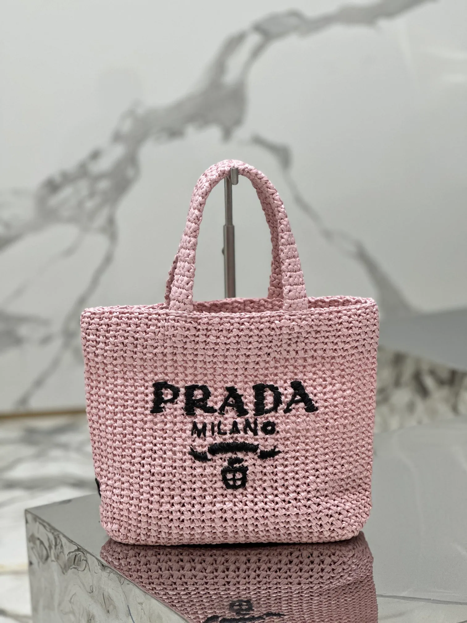 💰1640🌟Woven Tote Bag (Small Size) This woven tote bag is designed with imported raffia and is very handmade. Each bag is woven by hand using professional techniques. It is light and spacious, has a summer style, and is very versatile! Size: length 24x height 24x bottom 8cm Style number: 1BG422