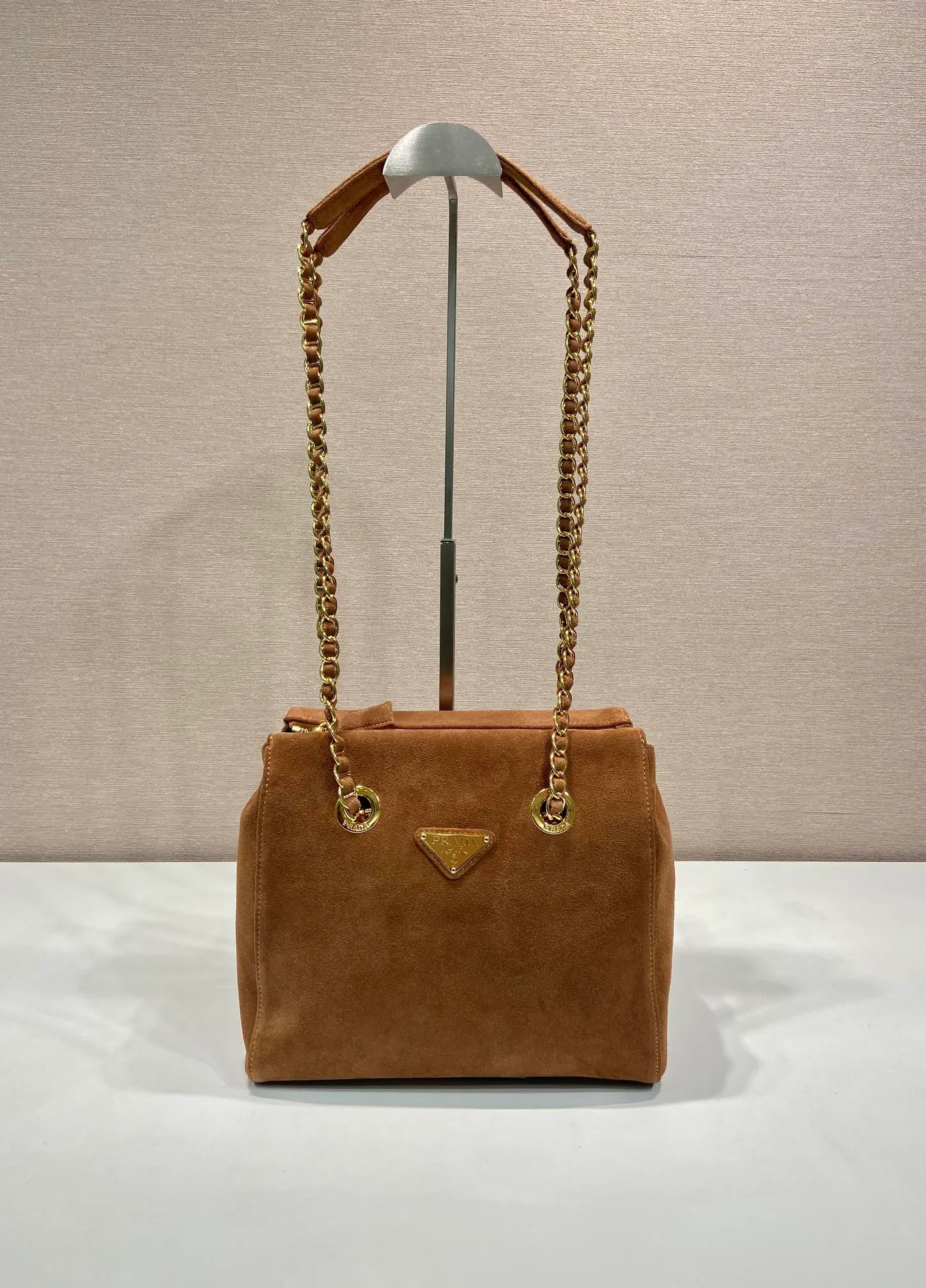 💰1320🎉Second-hand flip style🎉1BD660 suede leather🎉🎉 This Vintage vintage chain hobo bag has a great design👏👏 The pure hand-made suede rhombus design can be worn on one shoulder, across the body, or carried on the street. The imported black gold chain is really an eternal theme of vintage. It is simple and elegant, and the capacity is very large. The upper body is very fashionable, versatile and fashionable. No matter casual or formal, they all have a stable temperament. Hurry up and get it🙊I love this second-hand hobo bag so much😘😘 Length 25x height 26.5x bottom 7.5cm🎉🎉🎉👏👏👏