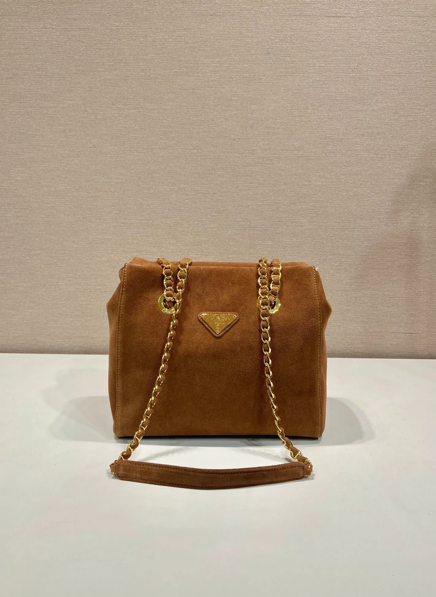 💰1320🎉Second-hand flip style🎉1BD660 suede leather🎉🎉 This Vintage vintage chain hobo bag has a great design👏👏 The pure hand-made suede rhombus design can be worn on one shoulder, across the body, or carried on the street. The imported black gold chain is really an eternal theme of vintage. It is simple and elegant, and the capacity is very large. The upper body is very fashionable, versatile and fashionable. No matter casual or formal, they all have a stable temperament. Hurry up and get it🙊I love this second-hand hobo bag so much😘😘 Length 25x height 26.5x bottom 7.5cm🎉🎉🎉👏👏👏