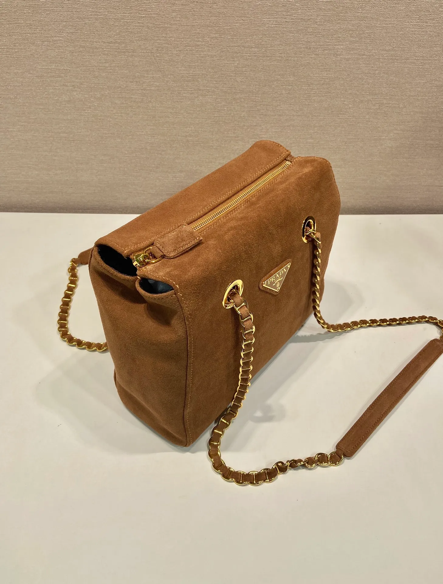 💰1320🎉Second-hand flip style🎉1BD660 suede leather🎉🎉 This Vintage vintage chain hobo bag has a great design👏👏 The pure hand-made suede rhombus design can be worn on one shoulder, across the body, or carried on the street. The imported black gold chain is really an eternal theme of vintage. It is simple and elegant, and the capacity is very large. The upper body is very fashionable, versatile and fashionable. No matter casual or formal, they all have a stable temperament. Hurry up and get it🙊I love this second-hand hobo bag so much😘😘 Length 25x height 26.5x bottom 7.5cm🎉🎉🎉👏👏👏