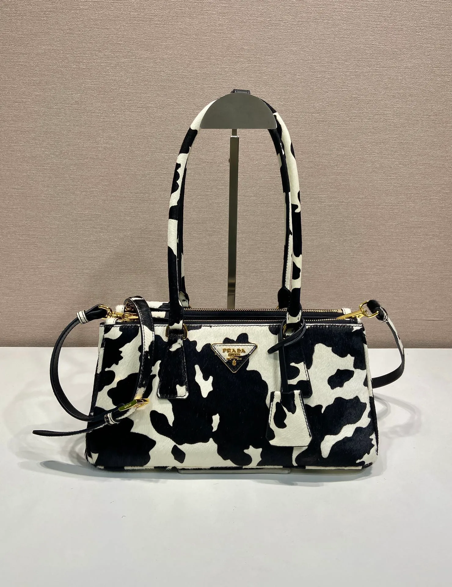 💰1840🎉New product🎉1BA457 horse hair🎉🎉 This Galleria handbag has an elegant and timeless design, reflecting the brand's characteristics in many aspects. Classic silhouettes are reimagined in slim silhouettes and animal-print leather for an avant-garde style. Detachable and adjustable leather shoulder strap and keychain, pocket zipper outer pocket, metal hardware accessories, leather triangular metal letter logo on the front, large capacity, another timeless hot item🎉🎉A must-have for winter, get it now🎉🎉 Length 30x Height 14x Bottom 10.5cm🎉🎉🎉💰💰💰