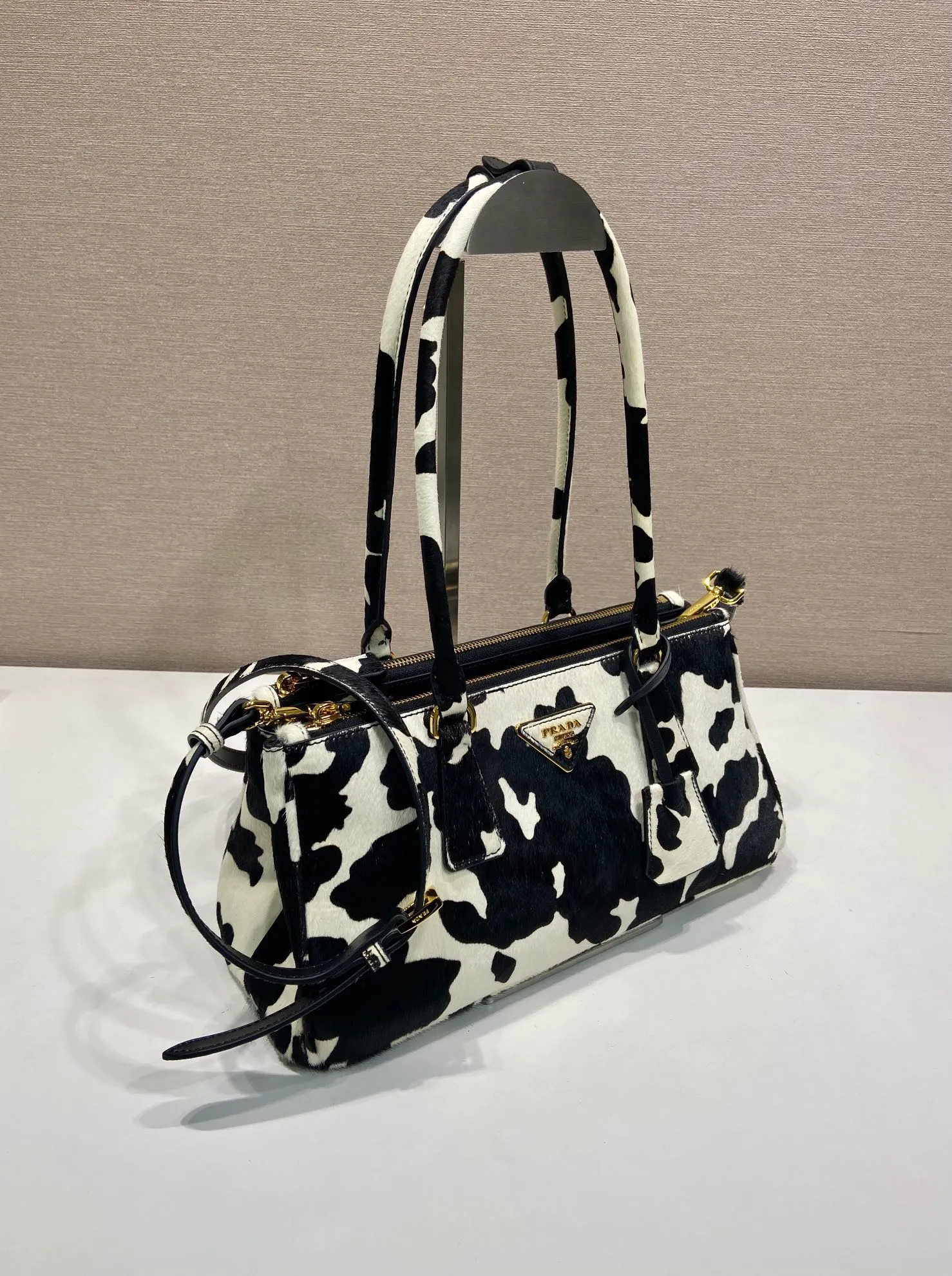 💰1840🎉New product🎉1BA457 horse hair🎉🎉 This Galleria handbag has an elegant and timeless design, reflecting the brand's characteristics in many aspects. Classic silhouettes are reimagined in slim silhouettes and animal-print leather for an avant-garde style. Detachable and adjustable leather shoulder strap and keychain, pocket zipper outer pocket, metal hardware accessories, leather triangular metal letter logo on the front, large capacity, another timeless hot item🎉🎉A must-have for winter, get it now🎉🎉 Length 30x Height 14x Bottom 10.5cm🎉🎉🎉💰💰💰