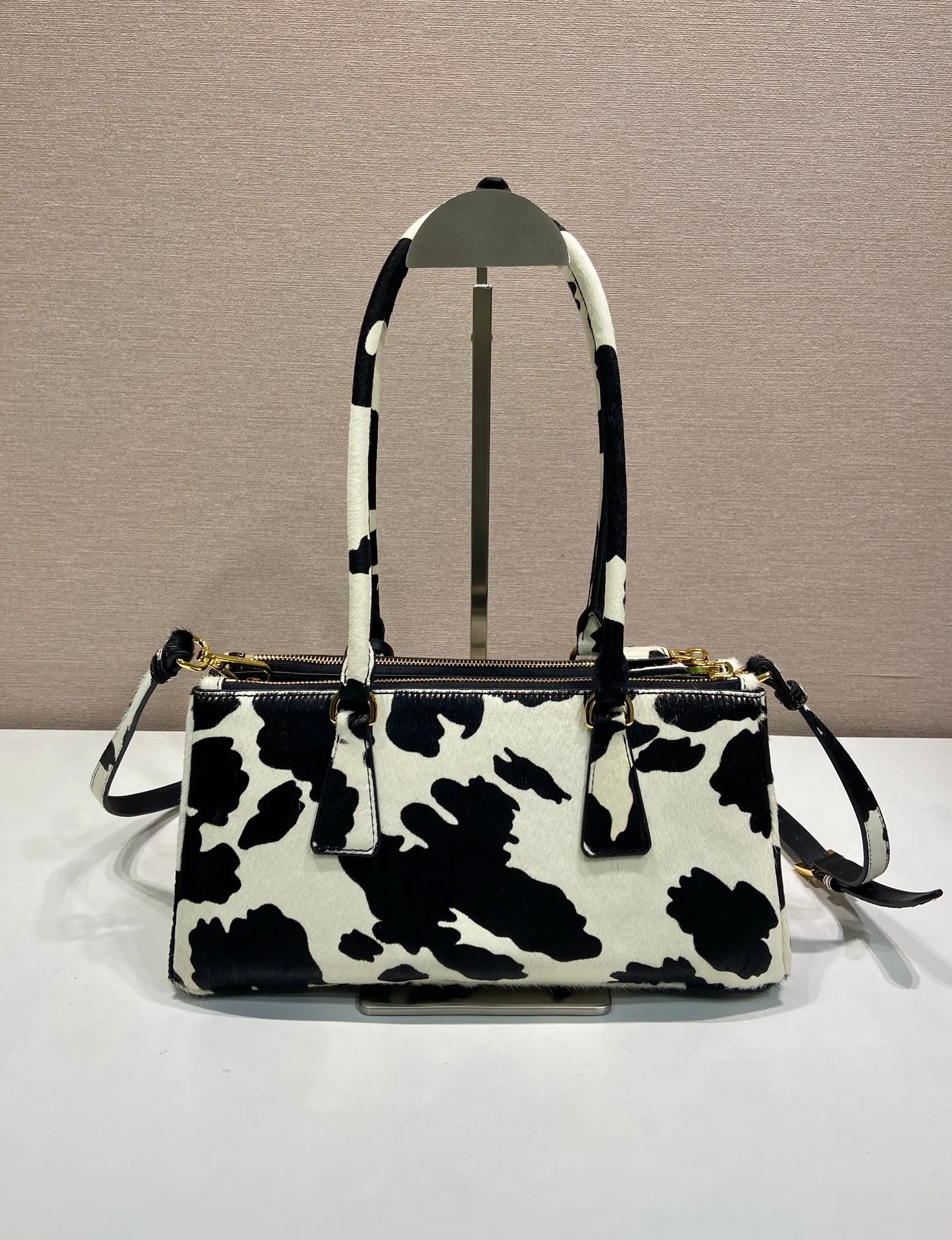 💰1840🎉New product🎉1BA457 horse hair🎉🎉 This Galleria handbag has an elegant and timeless design, reflecting the brand's characteristics in many aspects. Classic silhouettes are reimagined in slim silhouettes and animal-print leather for an avant-garde style. Detachable and adjustable leather shoulder strap and keychain, pocket zipper outer pocket, metal hardware accessories, leather triangular metal letter logo on the front, large capacity, another timeless hot item🎉🎉A must-have for winter, get it now🎉🎉 Length 30x Height 14x Bottom 10.5cm🎉🎉🎉💰💰💰