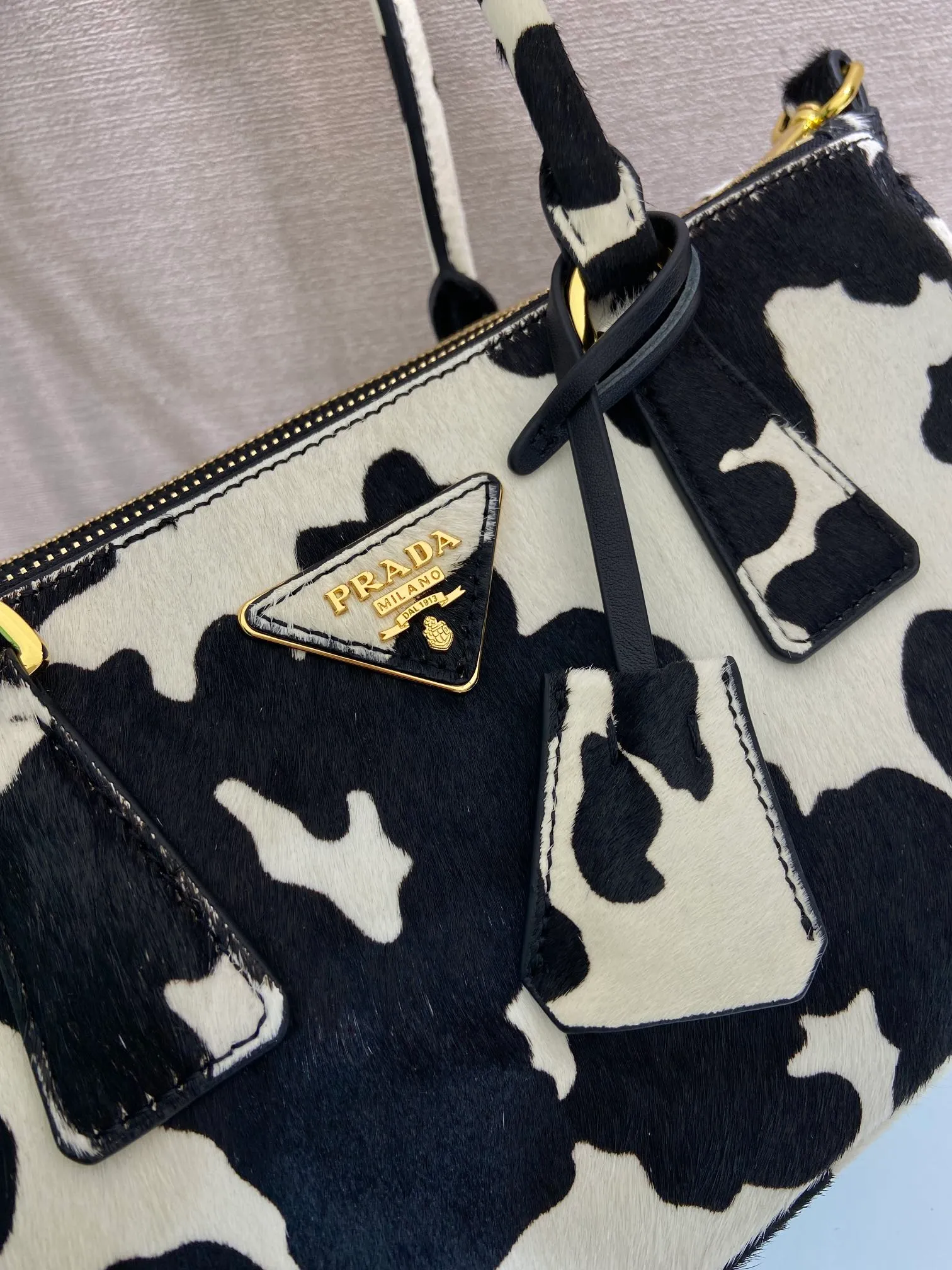 💰1840🎉New product🎉1BA457 horse hair🎉🎉 This Galleria handbag has an elegant and timeless design, reflecting the brand's characteristics in many aspects. Classic silhouettes are reimagined in slim silhouettes and animal-print leather for an avant-garde style. Detachable and adjustable leather shoulder strap and keychain, pocket zipper outer pocket, metal hardware accessories, leather triangular metal letter logo on the front, large capacity, another timeless hot item🎉🎉A must-have for winter, get it now🎉🎉 Length 30x Height 14x Bottom 10.5cm🎉🎉🎉💰💰💰