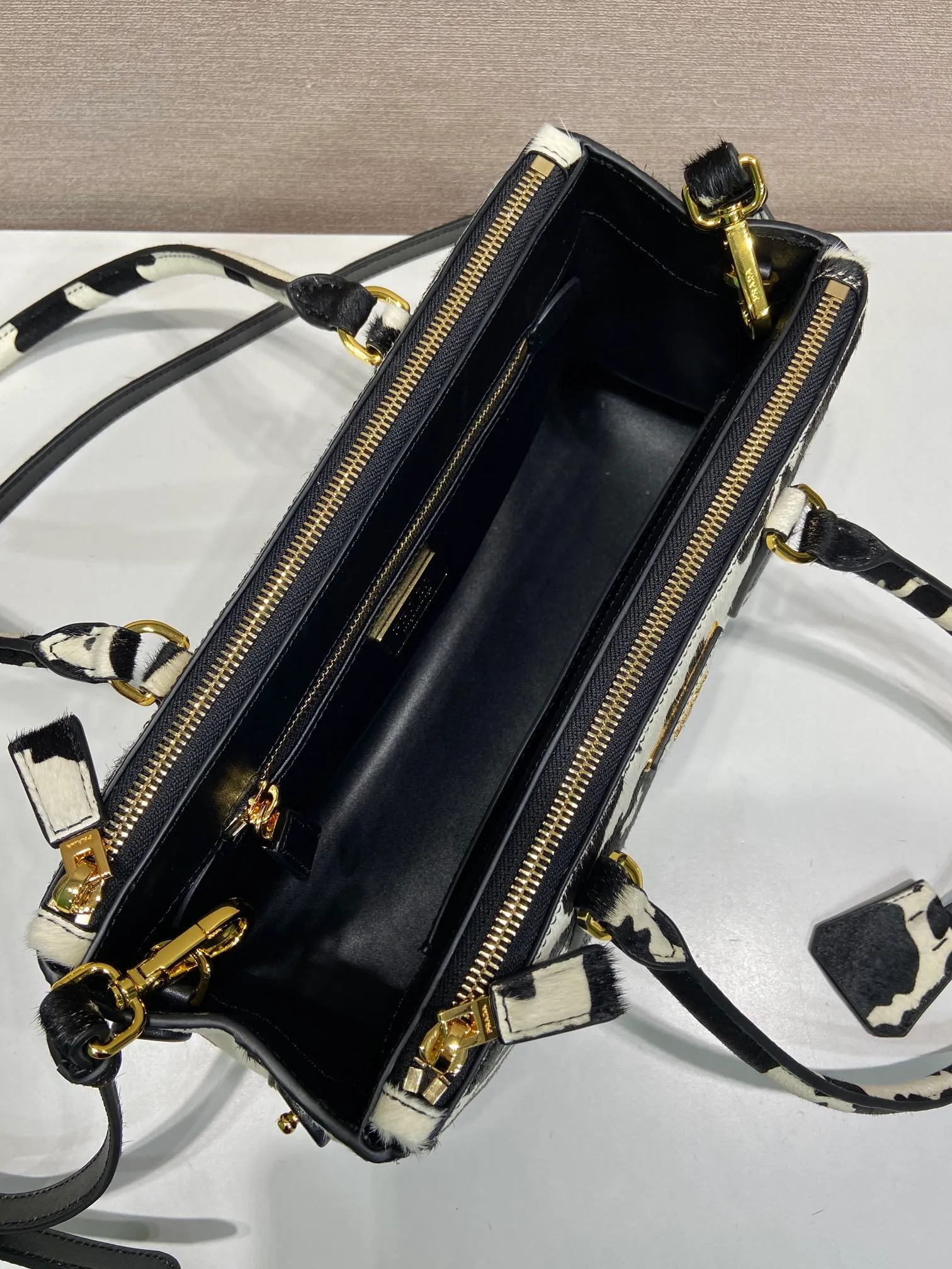 💰1840🎉New product🎉1BA457 horse hair🎉🎉 This Galleria handbag has an elegant and timeless design, reflecting the brand's characteristics in many aspects. Classic silhouettes are reimagined in slim silhouettes and animal-print leather for an avant-garde style. Detachable and adjustable leather shoulder strap and keychain, pocket zipper outer pocket, metal hardware accessories, leather triangular metal letter logo on the front, large capacity, another timeless hot item🎉🎉A must-have for winter, get it now🎉🎉 Length 30x Height 14x Bottom 10.5cm🎉🎉🎉💰💰💰