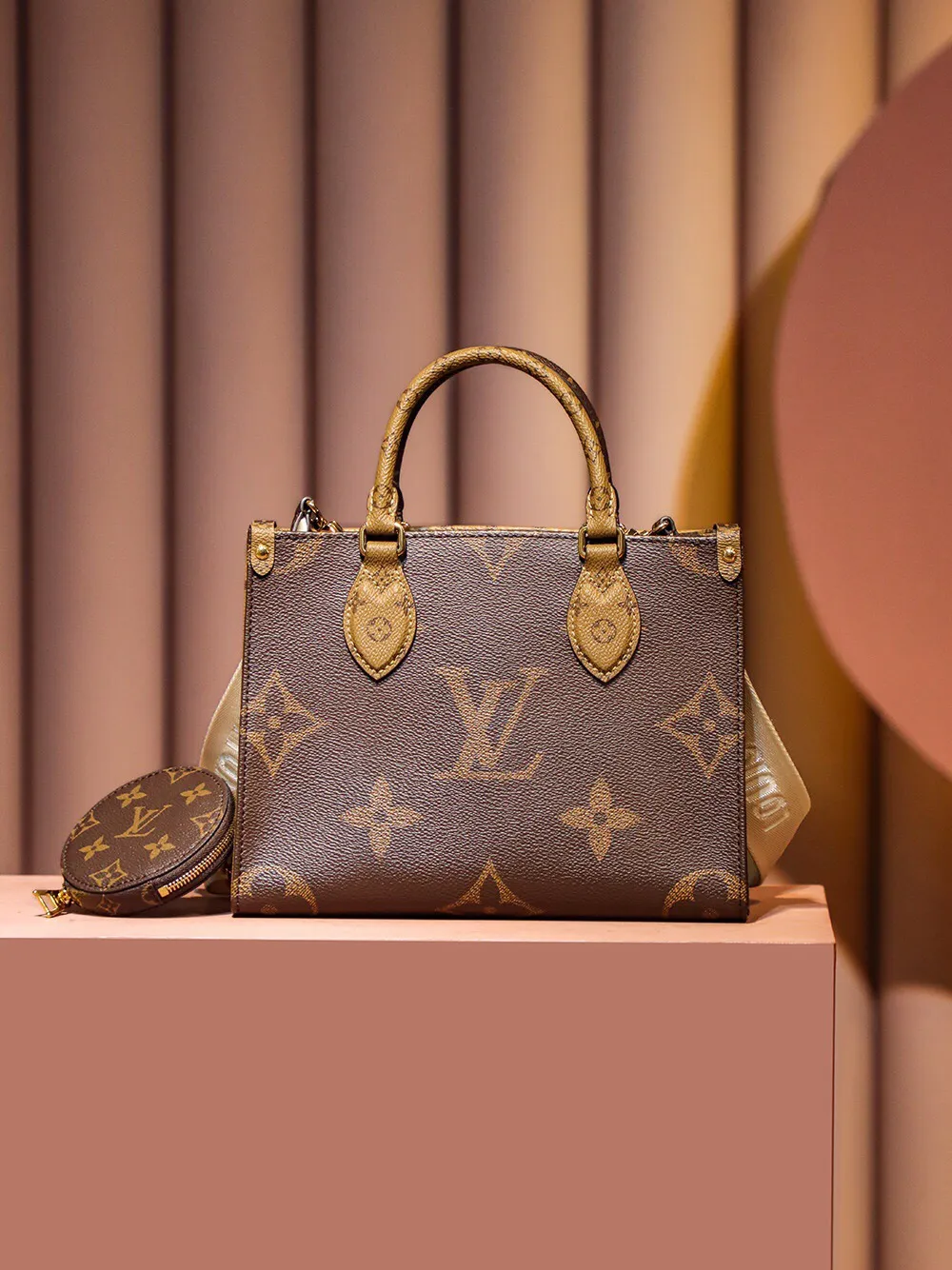 P¥1160👉nfc163C01 dynamic chip version👈 [100% MB special grade all-steel hardware imported fabrics] This OnTheGo small handbag is made of Monogram and Monogram Reverse canvas, with the Monogram Giant pattern embellished on it. The Toron handle and the jacquard textured shoulder strap decorated with the brand's logo create a visual contrast, and the detachable coin bag is suitable for storing change or small items. It combines fashionable charm with various functions, making it a good daily companion. Monogram and Monogram Reverse coated canvas - fabric lining - metal hardware - detachable zippered coin pocket, large zippered internal patch pocket, one internal patch pocket, one D-ring, one rivet corner, one shoulder strap: detachable and adjustable! ! Model: M46373; Size: 25x19x11.5CM