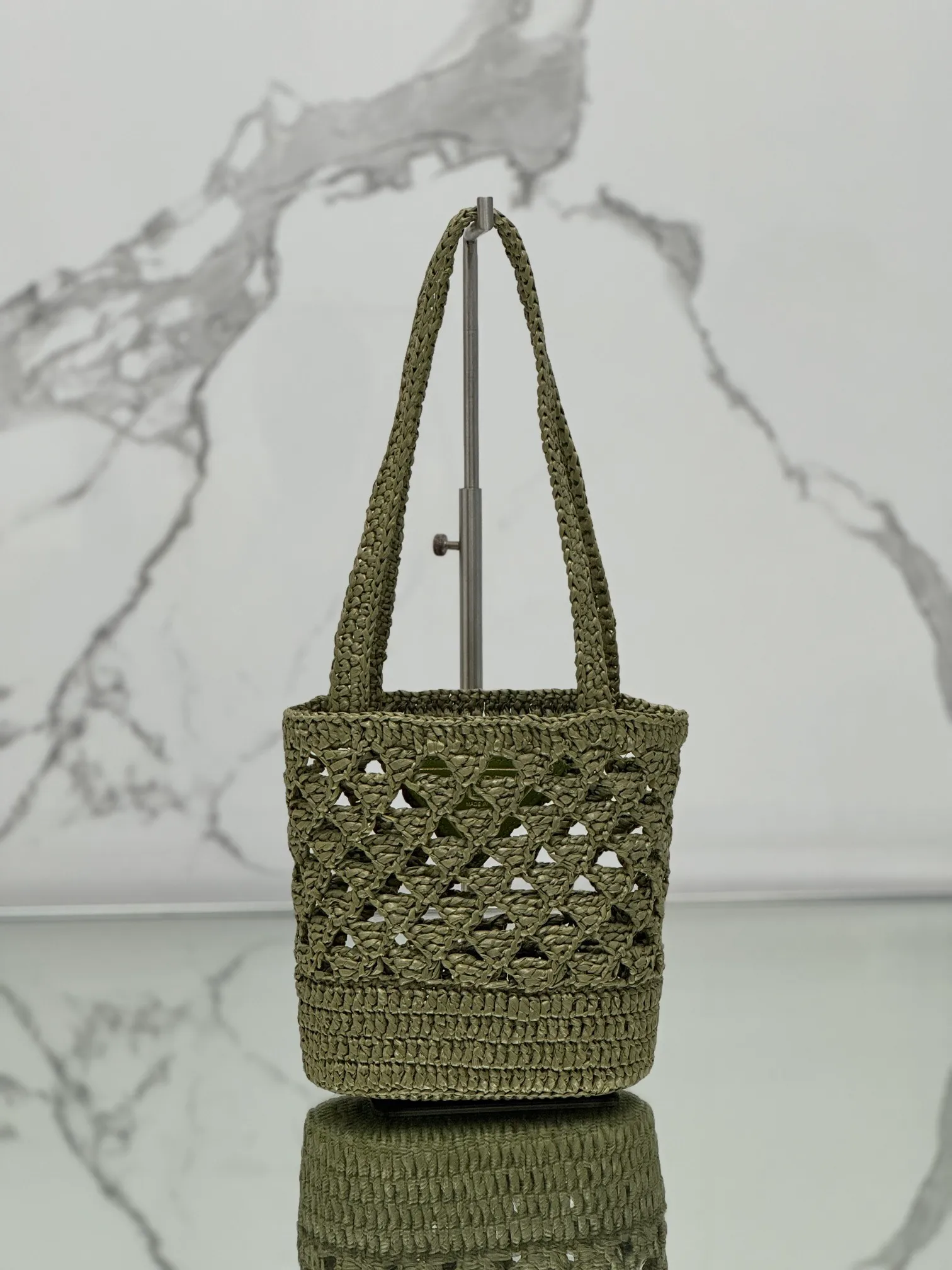 💰1300⭐2024 new raffia tote bag, an excellent choice for travel and vacation🏖️, handmade with raffia, the light and natural material reflects the summer mood. The triangle logo is embroidered and engraved on the front. It is equipped with a long and exquisite shoulder handle. The small bag has a good capacity and is very light! Wear-resistant, waterproof, durable and good-looking, it can be carried on the shoulder or shoulder. Style number: 1BG494 Size: 16.5×18×10cm