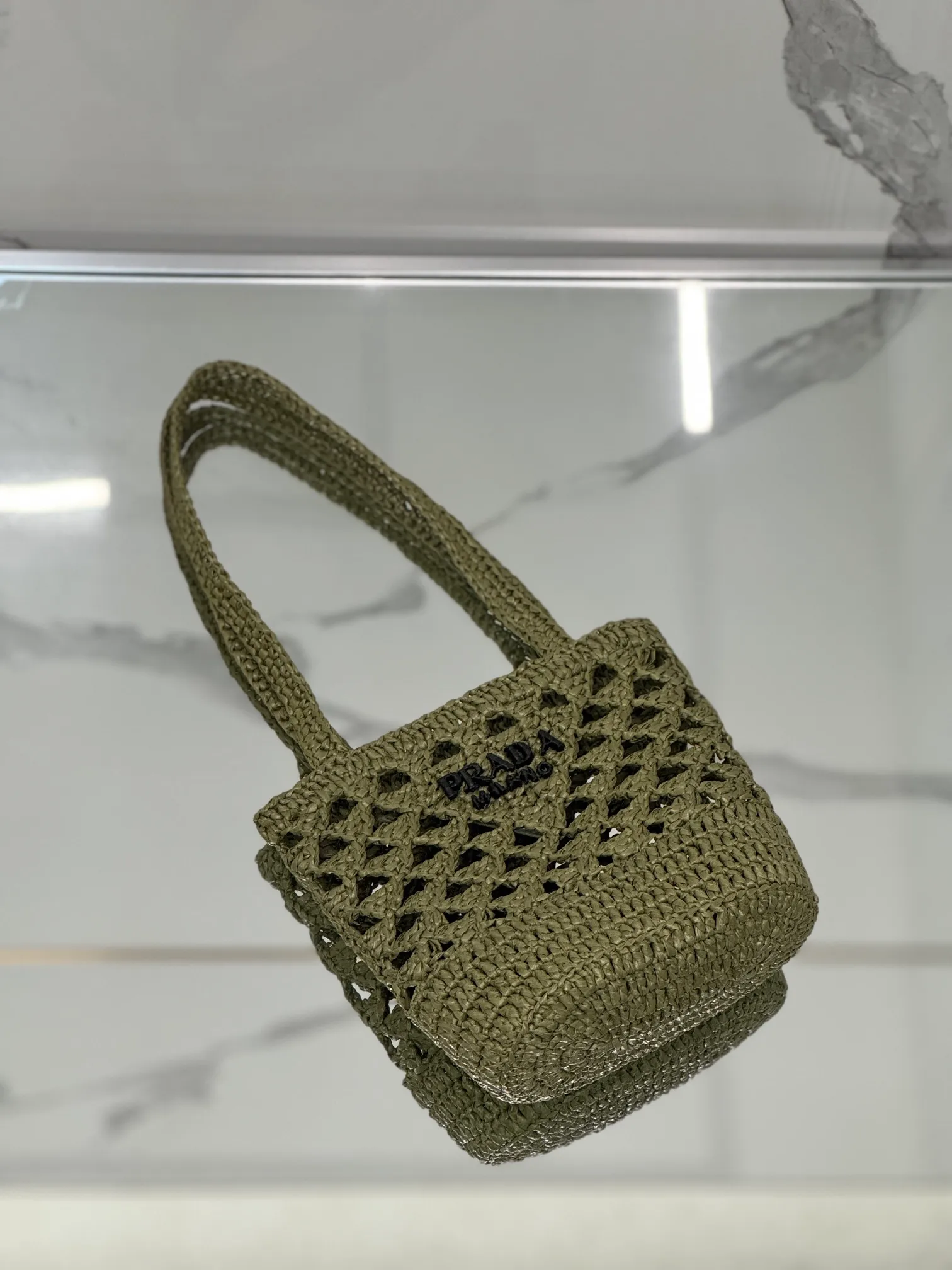 💰1300⭐2024 new raffia tote bag, an excellent choice for travel and vacation🏖️, handmade with raffia, the light and natural material reflects the summer mood. The triangle logo is embroidered and engraved on the front. It is equipped with a long and exquisite shoulder handle. The small bag has a good capacity and is very light! Wear-resistant, waterproof, durable and good-looking, it can be carried on the shoulder or shoulder. Style number: 1BG494 Size: 16.5×18×10cm