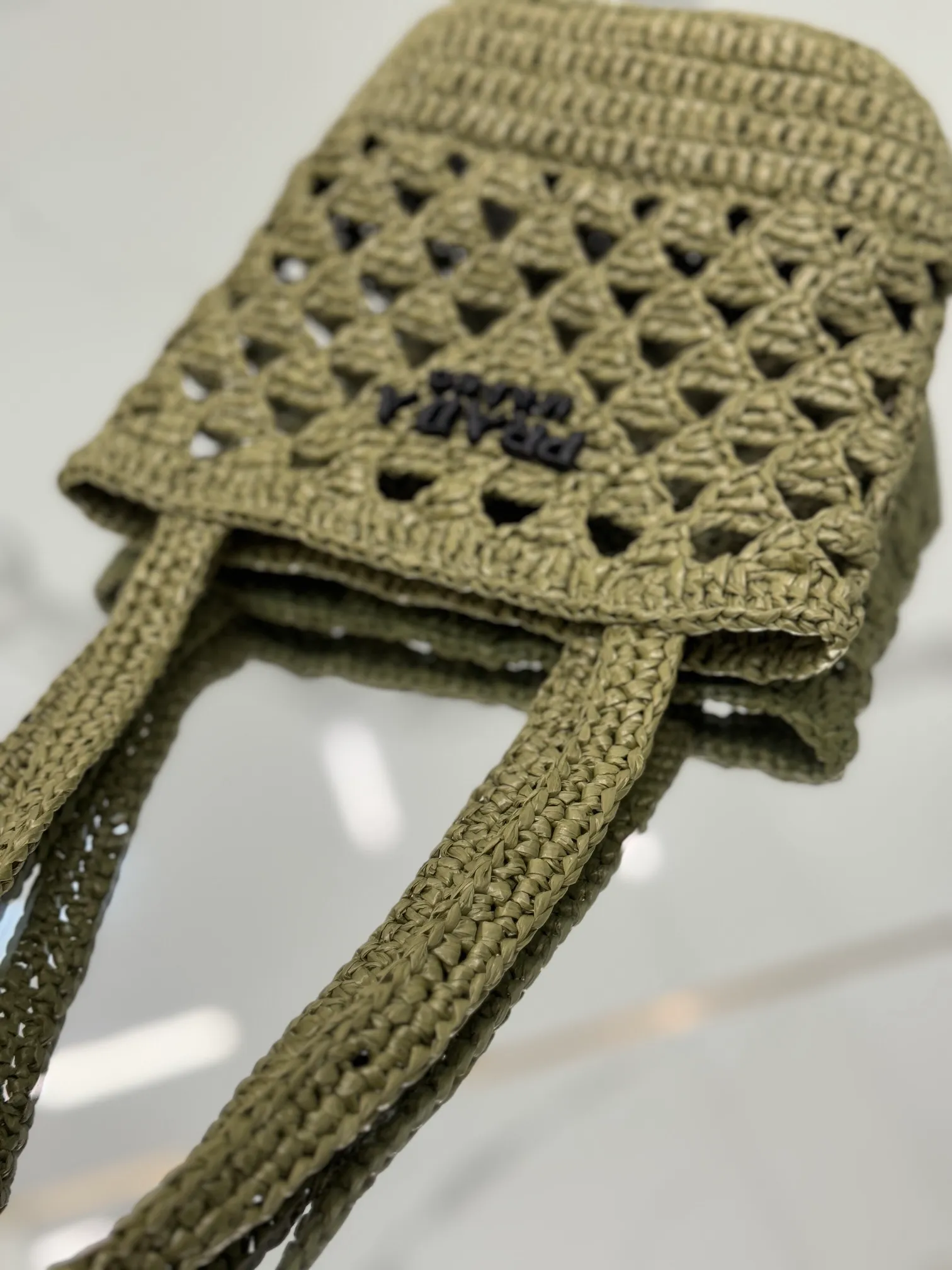 💰1300⭐2024 new raffia tote bag, an excellent choice for travel and vacation🏖️, handmade with raffia, the light and natural material reflects the summer mood. The triangle logo is embroidered and engraved on the front. It is equipped with a long and exquisite shoulder handle. The small bag has a good capacity and is very light! Wear-resistant, waterproof, durable and good-looking, it can be carried on the shoulder or shoulder. Style number: 1BG494 Size: 16.5×18×10cm