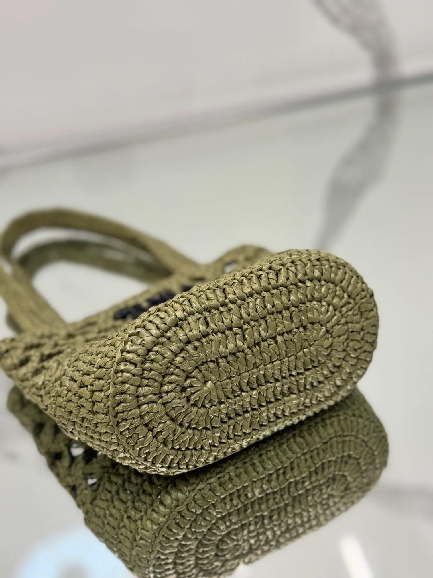💰1300⭐2024 new raffia tote bag, an excellent choice for travel and vacation🏖️, handmade with raffia, the light and natural material reflects the summer mood. The triangle logo is embroidered and engraved on the front. It is equipped with a long and exquisite shoulder handle. The small bag has a good capacity and is very light! Wear-resistant, waterproof, durable and good-looking, it can be carried on the shoulder or shoulder. Style number: 1BG494 Size: 16.5×18×10cm