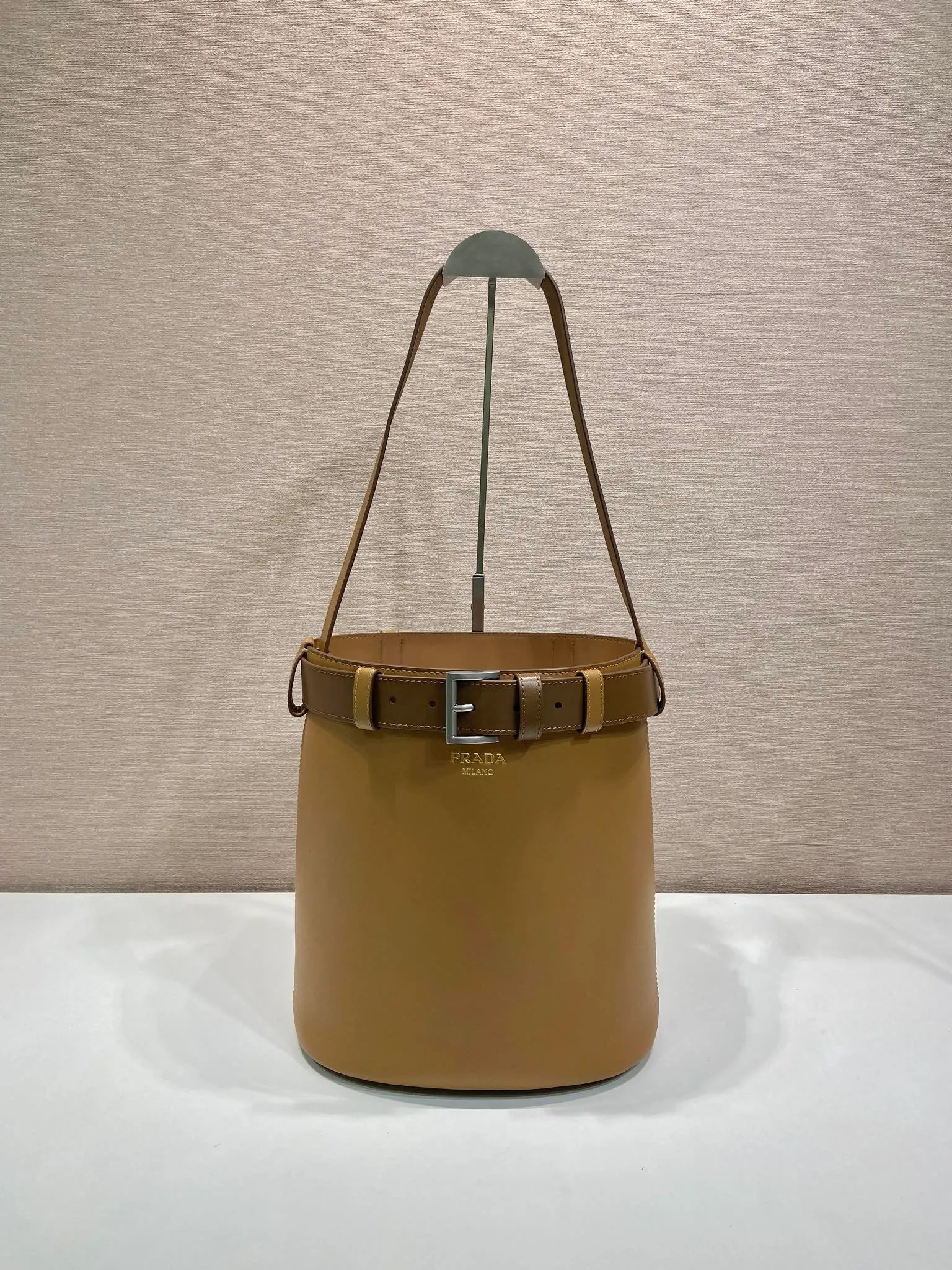 💰1560🎉New bucket bag🎉1BE085🎉🎉 This fashionable bucket bag is a new interpretation of the Buckle handbag in silhouette, using imported calfskin and imported sheepskin inside. Comes with a belt with a detachable classic buckle that can be paired with other outfits. Add the finishing touch to a modern, versatile design. Large space, practical and fashionable, babies, hurry up and get it🎉🎉 Length 26.5x Height 29x Bottom 18cm🎉🎉🎉💰💰💰