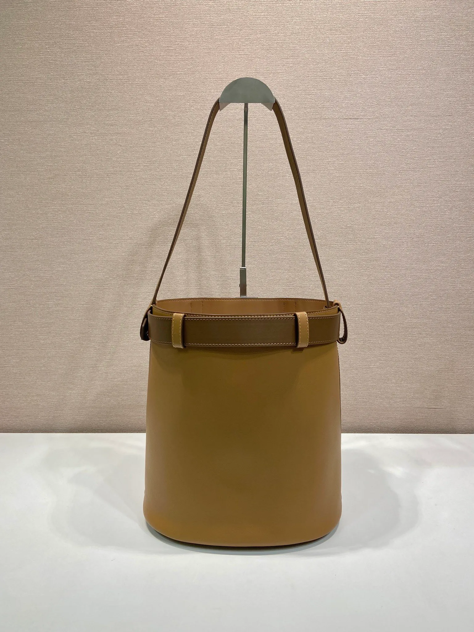 💰1560🎉New bucket bag🎉1BE085🎉🎉 This fashionable bucket bag is a new interpretation of the Buckle handbag in silhouette, using imported calfskin and imported sheepskin inside. Comes with a belt with a detachable classic buckle that can be paired with other outfits. Add the finishing touch to a modern, versatile design. Large space, practical and fashionable, babies, hurry up and get it🎉🎉 Length 26.5x Height 29x Bottom 18cm🎉🎉🎉💰💰💰