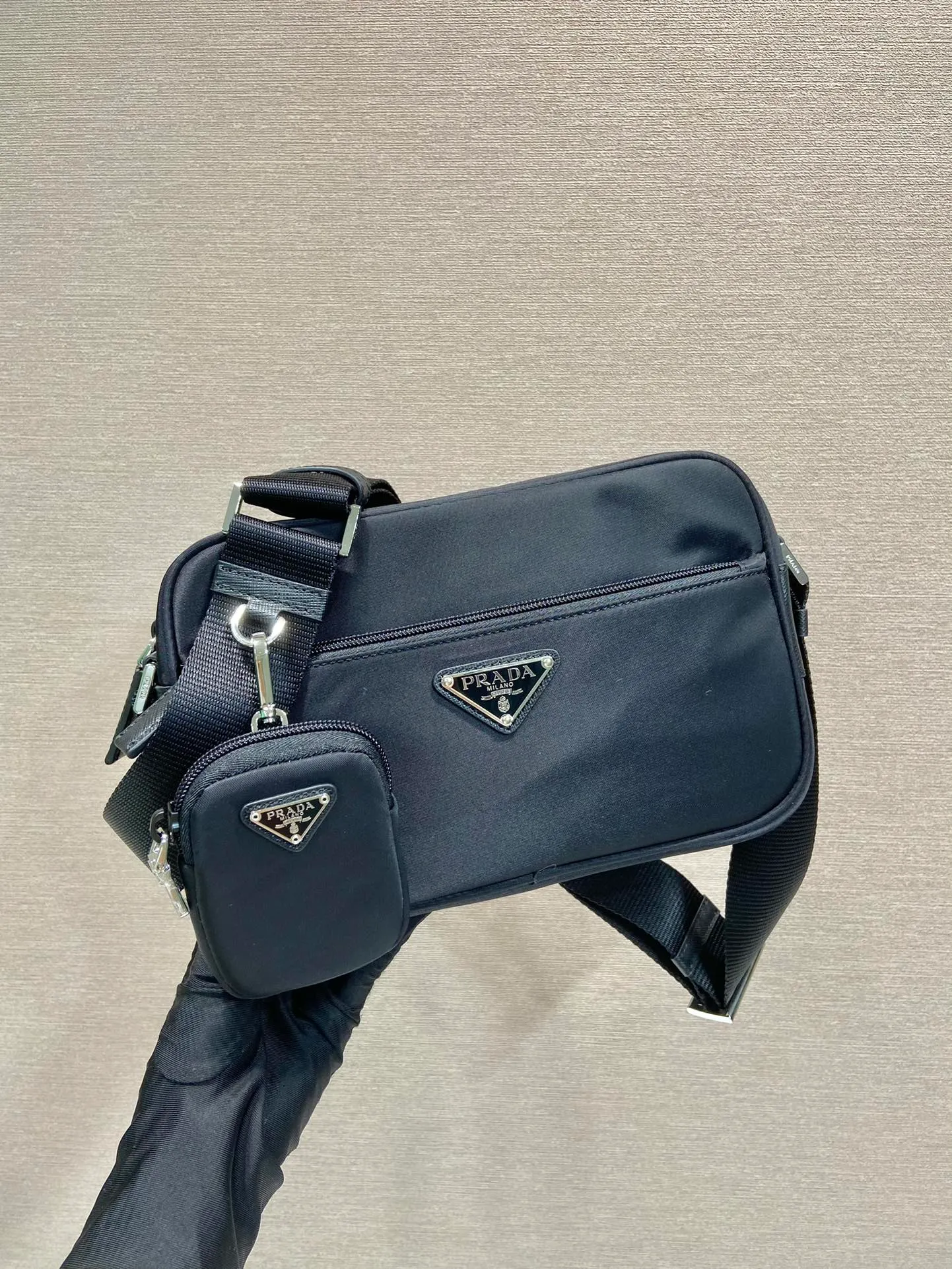 💰1020🎉New three-in-one🎉1BC167🎉🎉 This rectangular shoulder bag has a compact design and presents a distinctive street wear style. Functionality meets simple lines. My favorite is the detachable small bag on the shoulder strap🎉🎉, simple and elegant, suitable for both men and women👏Hurry up and get it🎉🎉 Length 23x Height 15x Bottom 7cm🎉🎉🎉👏👏👏