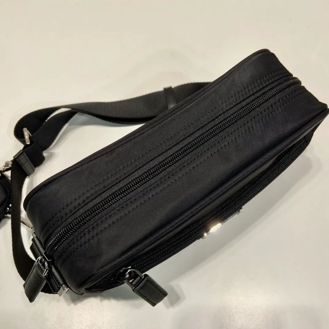 💰1020🎉New three-in-one🎉1BC167🎉🎉 This rectangular shoulder bag has a compact design and presents a distinctive street wear style. Functionality meets simple lines. My favorite is the detachable small bag on the shoulder strap🎉🎉, simple and elegant, suitable for both men and women👏Hurry up and get it🎉🎉 Length 23x Height 15x Bottom 7cm🎉🎉🎉👏👏👏