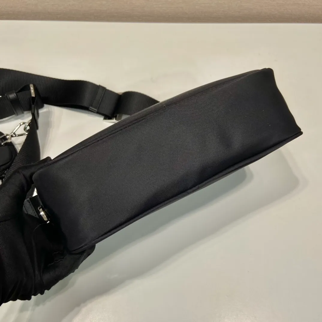 💰1020🎉New three-in-one🎉1BC167🎉🎉 This rectangular shoulder bag has a compact design and presents a distinctive street wear style. Functionality meets simple lines. My favorite is the detachable small bag on the shoulder strap🎉🎉, simple and elegant, suitable for both men and women👏Hurry up and get it🎉🎉 Length 23x Height 15x Bottom 7cm🎉🎉🎉👏👏👏