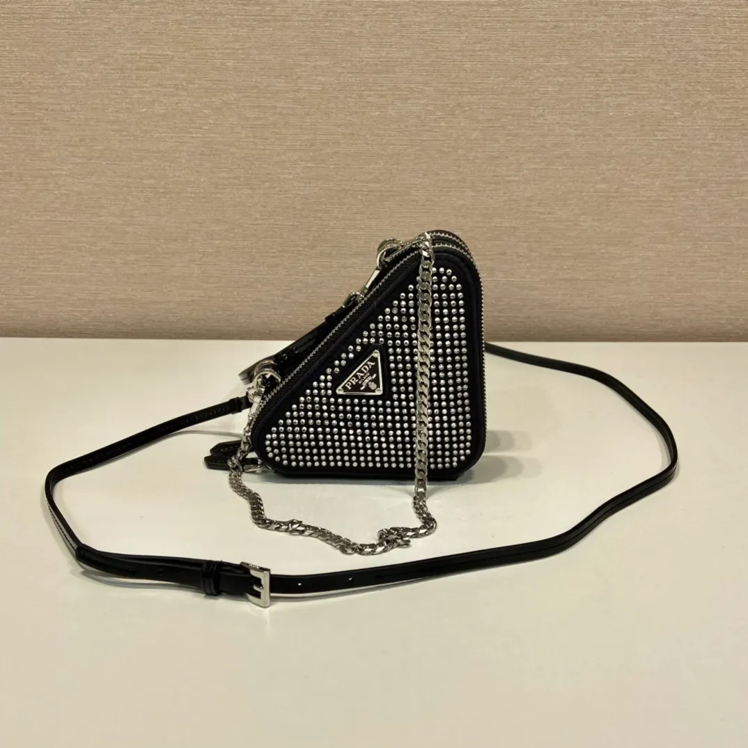 💰920🎉Gemini crystal triangle bag🎉1NR015 new product😘Crystal bag This two-in-one twin bag has a very unique design and can be disassembled into 2 bags🎉🎉. The body of the bag is made of imitation crystal, which is perfect🎉🎉. One can be carried by hand and the other can be worn as a crossbody. It can also be combined😘😘Another hot new product🎉 If you like babies, hurry up and get it🎉🎉 Length 15x height 10x bottom 5cm🎉🎉🎉👏👏👏