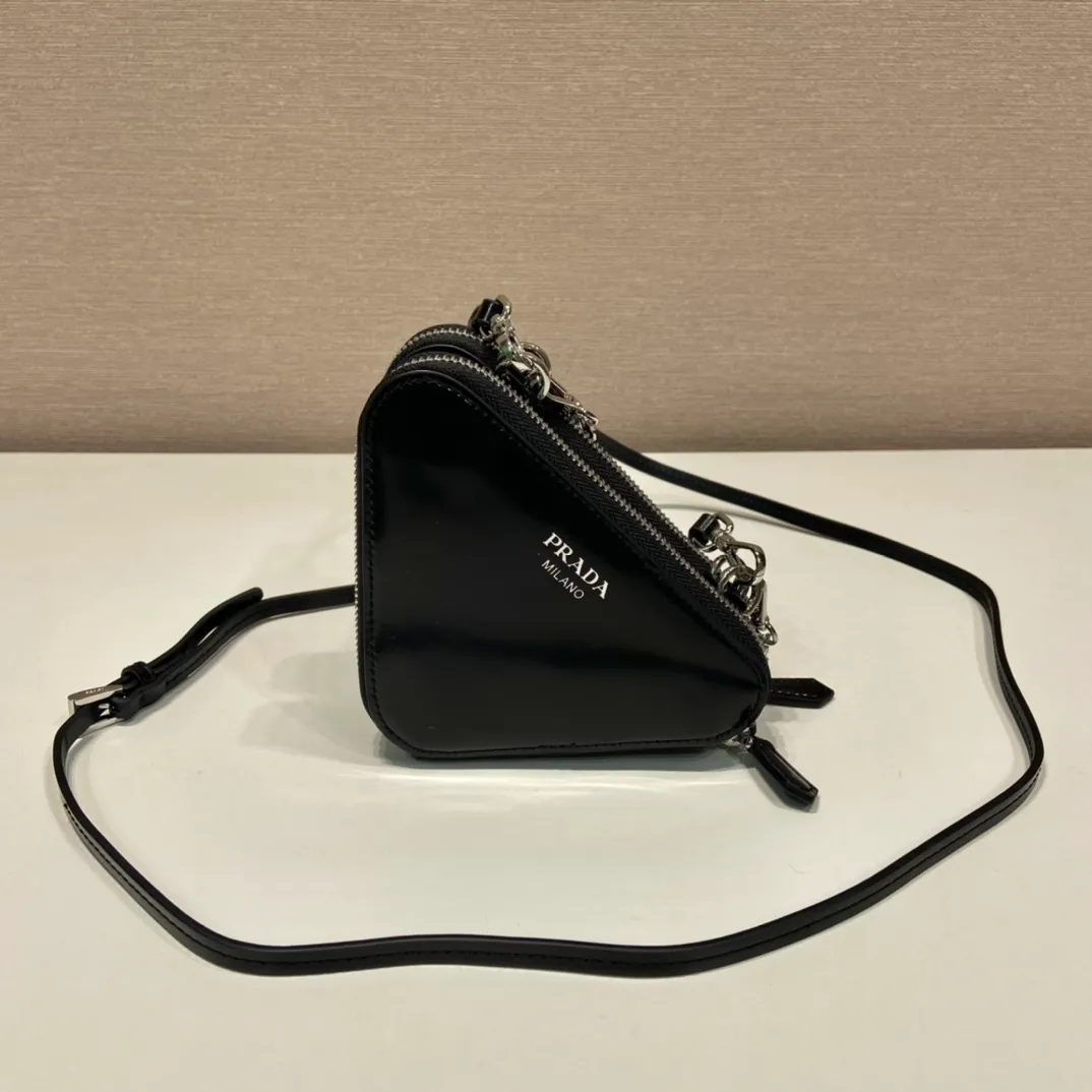 💰920🎉Gemini crystal triangle bag🎉1NR015 new product😘Crystal bag This two-in-one twin bag has a very unique design and can be disassembled into 2 bags🎉🎉. The body of the bag is made of imitation crystal, which is perfect🎉🎉. One can be carried by hand and the other can be worn as a crossbody. It can also be combined😘😘Another hot new product🎉 If you like babies, hurry up and get it🎉🎉 Length 15x height 10x bottom 5cm🎉🎉🎉👏👏👏