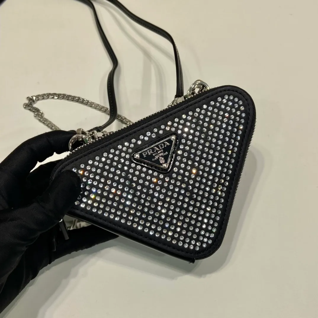 💰920🎉Gemini crystal triangle bag🎉1NR015 new product😘Crystal bag This two-in-one twin bag has a very unique design and can be disassembled into 2 bags🎉🎉. The body of the bag is made of imitation crystal, which is perfect🎉🎉. One can be carried by hand and the other can be worn as a crossbody. It can also be combined😘😘Another hot new product🎉 If you like babies, hurry up and get it🎉🎉 Length 15x height 10x bottom 5cm🎉🎉🎉👏👏👏