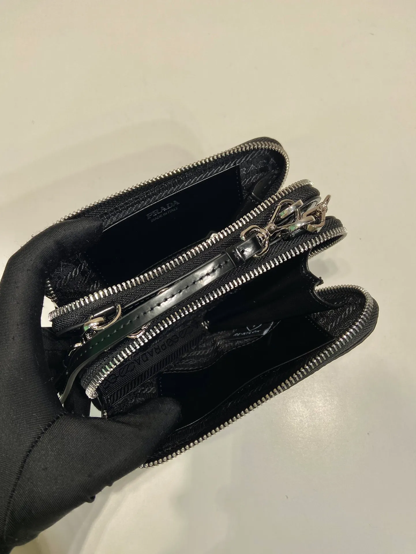 💰920🎉Gemini crystal triangle bag🎉1NR015 new product😘Crystal bag This two-in-one twin bag has a very unique design and can be disassembled into 2 bags🎉🎉. The body of the bag is made of imitation crystal, which is perfect🎉🎉. One can be carried by hand and the other can be worn as a crossbody. It can also be combined😘😘Another hot new product🎉 If you like babies, hurry up and get it🎉🎉 Length 15x height 10x bottom 5cm🎉🎉🎉👏👏👏