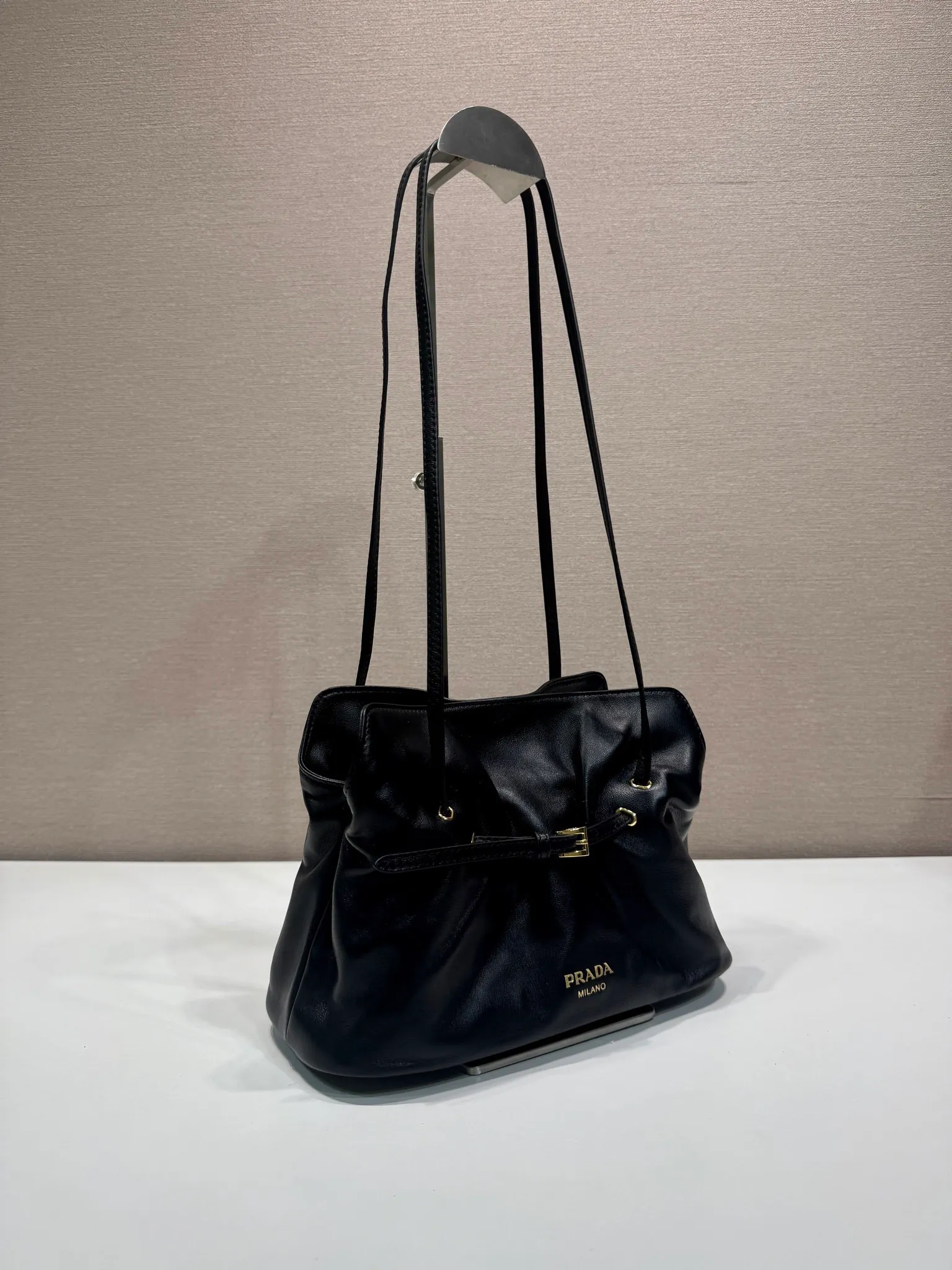 💰1500🎉New arrival cloud bag🎉1BG586🎉🎉 This one-shoulder cloud bag is made of imported sheepskin, and the interior is made of imported sheepskin. It feels very soft and comfortable👍👍The middle compartment pocket is designed with a suction buckle, top-grade hardware, and the upper body effect is very nice and fashionable😘😘. It has large capacity and is a timeless hot item🎉worth owning🎉🎉 Length 25x Height 17.5x Bottom 11.5cm🎉🎉🎉💰💰💰