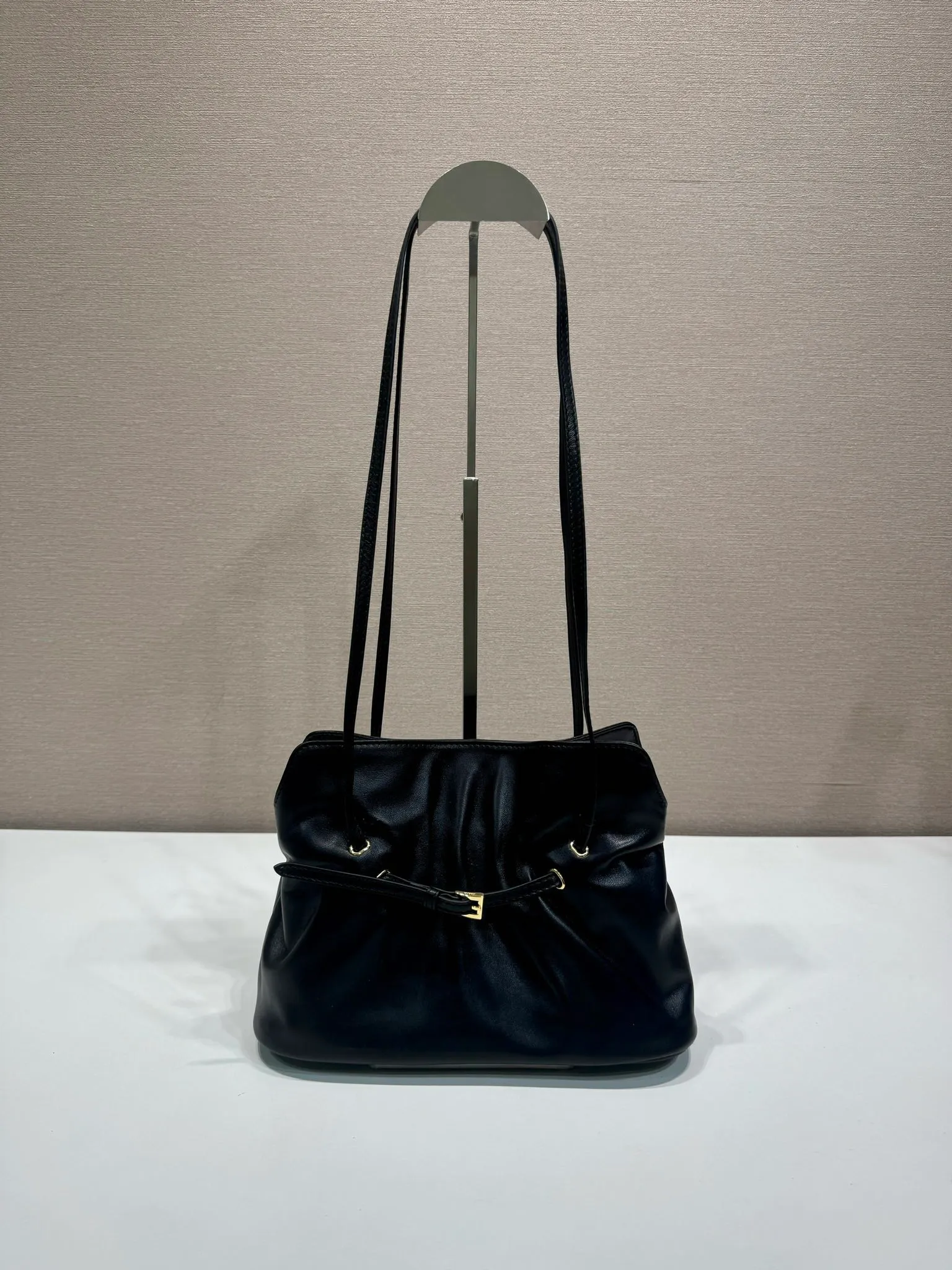 💰1500🎉New arrival cloud bag🎉1BG586🎉🎉 This one-shoulder cloud bag is made of imported sheepskin, and the interior is made of imported sheepskin. It feels very soft and comfortable👍👍The middle compartment pocket is designed with a suction buckle, top-grade hardware, and the upper body effect is very nice and fashionable😘😘. It has large capacity and is a timeless hot item🎉worth owning🎉🎉 Length 25x Height 17.5x Bottom 11.5cm🎉🎉🎉💰💰💰