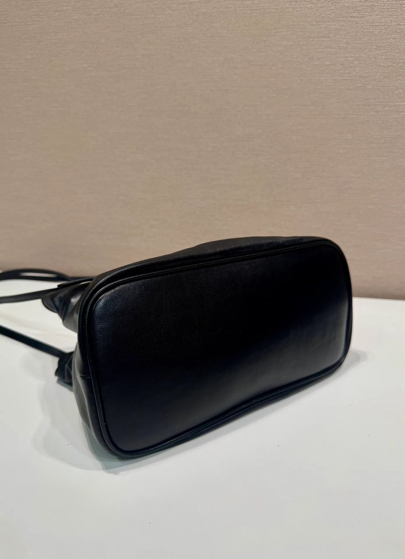 💰1500🎉New arrival cloud bag🎉1BG586🎉🎉 This one-shoulder cloud bag is made of imported sheepskin, and the interior is made of imported sheepskin. It feels very soft and comfortable👍👍The middle compartment pocket is designed with a suction buckle, top-grade hardware, and the upper body effect is very nice and fashionable😘😘. It has large capacity and is a timeless hot item🎉worth owning🎉🎉 Length 25x Height 17.5x Bottom 11.5cm🎉🎉🎉💰💰💰
