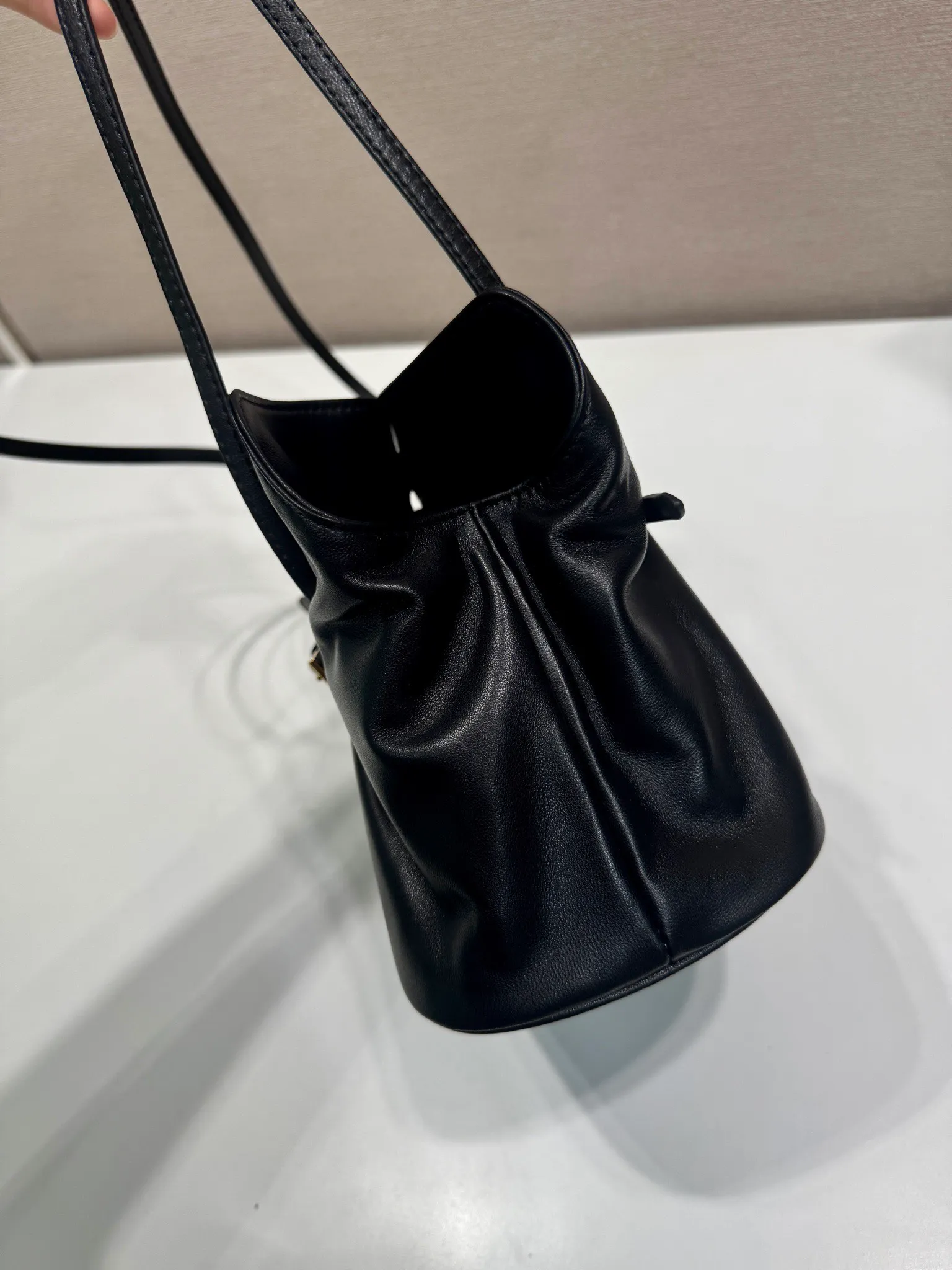 💰1500🎉New arrival cloud bag🎉1BG586🎉🎉 This one-shoulder cloud bag is made of imported sheepskin, and the interior is made of imported sheepskin. It feels very soft and comfortable👍👍The middle compartment pocket is designed with a suction buckle, top-grade hardware, and the upper body effect is very nice and fashionable😘😘. It has large capacity and is a timeless hot item🎉worth owning🎉🎉 Length 25x Height 17.5x Bottom 11.5cm🎉🎉🎉💰💰💰