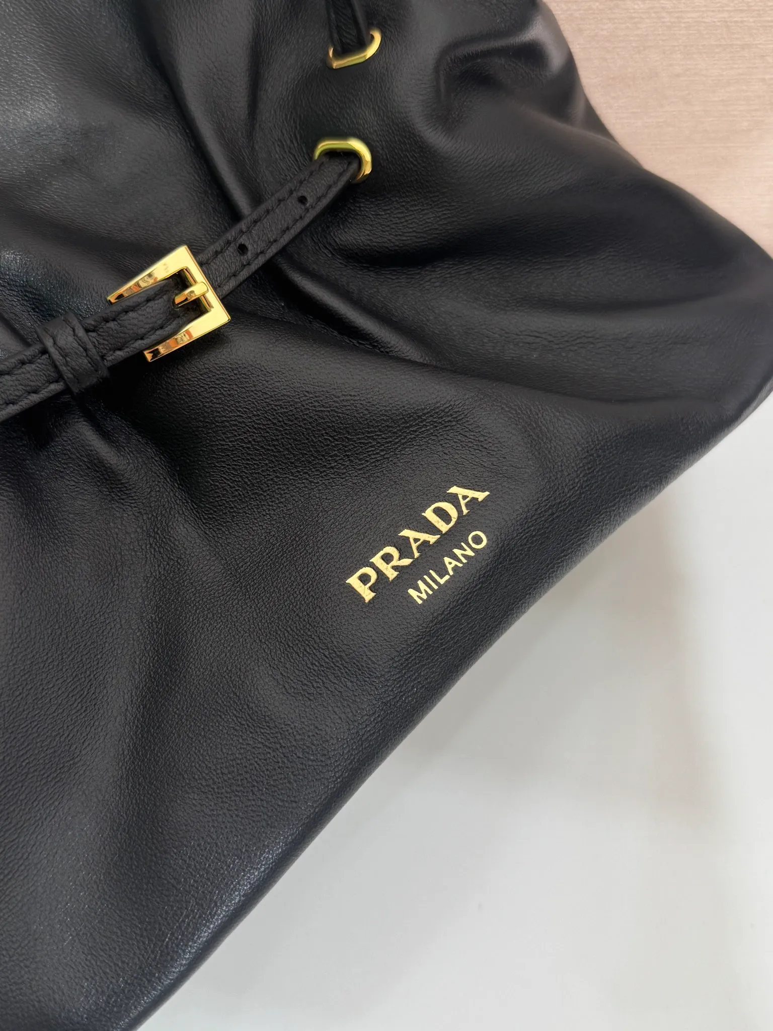 💰1500🎉New arrival cloud bag🎉1BG586🎉🎉 This one-shoulder cloud bag is made of imported sheepskin, and the interior is made of imported sheepskin. It feels very soft and comfortable👍👍The middle compartment pocket is designed with a suction buckle, top-grade hardware, and the upper body effect is very nice and fashionable😘😘. It has large capacity and is a timeless hot item🎉worth owning🎉🎉 Length 25x Height 17.5x Bottom 11.5cm🎉🎉🎉💰💰💰
