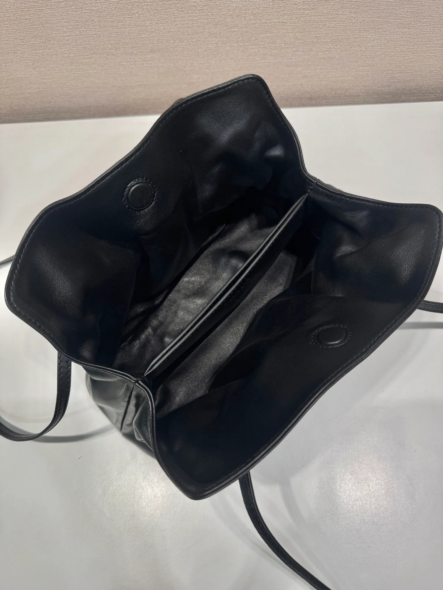 💰1500🎉New arrival cloud bag🎉1BG586🎉🎉 This one-shoulder cloud bag is made of imported sheepskin, and the interior is made of imported sheepskin. It feels very soft and comfortable👍👍The middle compartment pocket is designed with a suction buckle, top-grade hardware, and the upper body effect is very nice and fashionable😘😘. It has large capacity and is a timeless hot item🎉worth owning🎉🎉 Length 25x Height 17.5x Bottom 11.5cm🎉🎉🎉💰💰💰