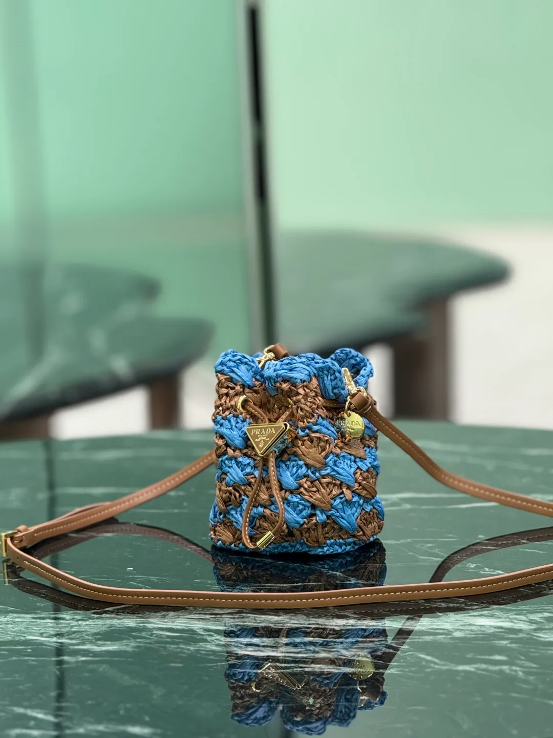 💰900, woven small bucket. The hand-woven mini bucket is so beautiful! A colorful triangle logo in alternating and enameled metal adorns the fastening. The matching leather shoulder strap can be worn cross-body. so cute! Size: length 10x height 12x bottom 7cm Style number: 1NR040