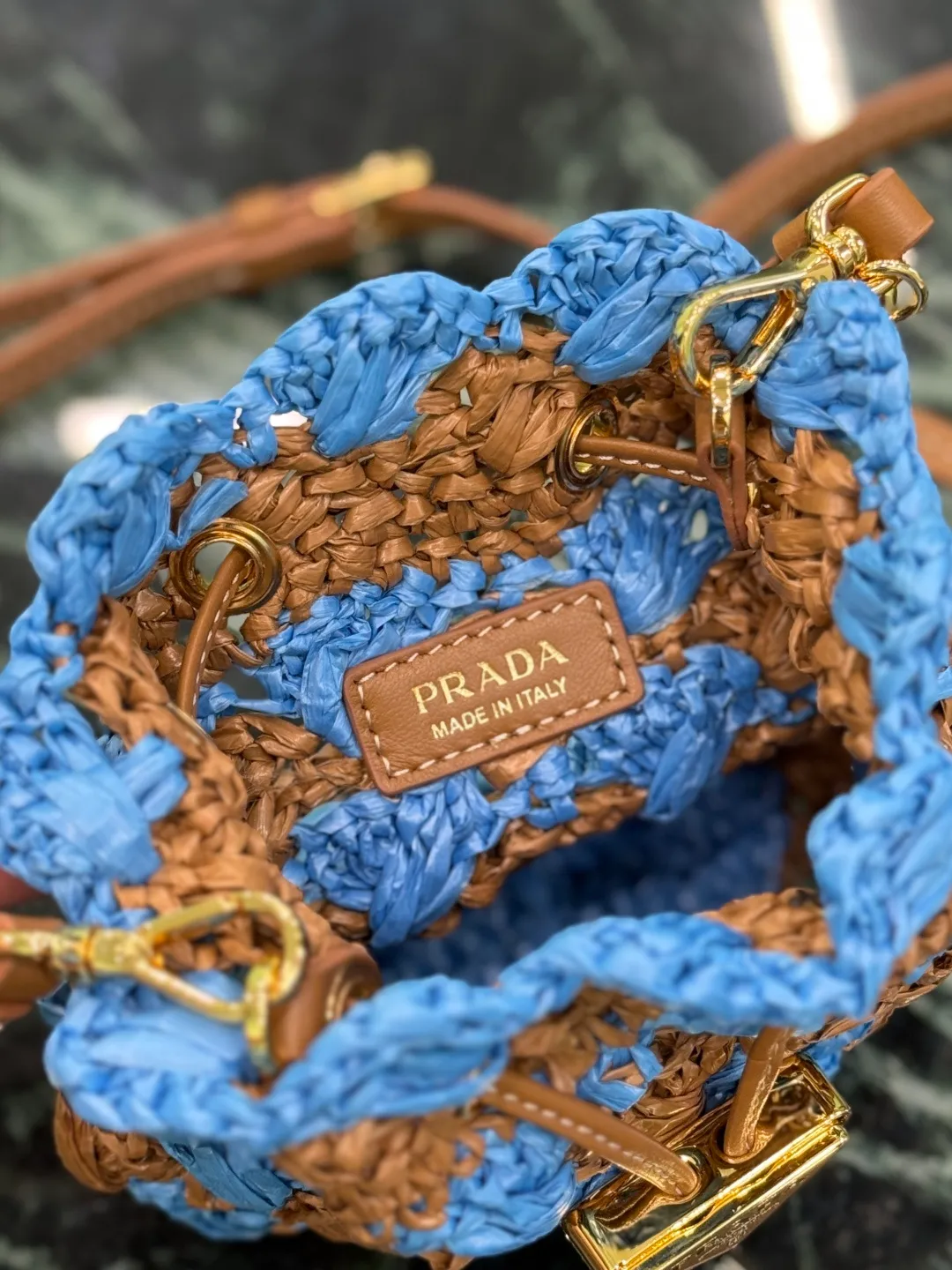 💰900, woven small bucket. The hand-woven mini bucket is so beautiful! A colorful triangle logo in alternating and enameled metal adorns the fastening. The matching leather shoulder strap can be worn cross-body. so cute! Size: length 10x height 12x bottom 7cm Style number: 1NR040