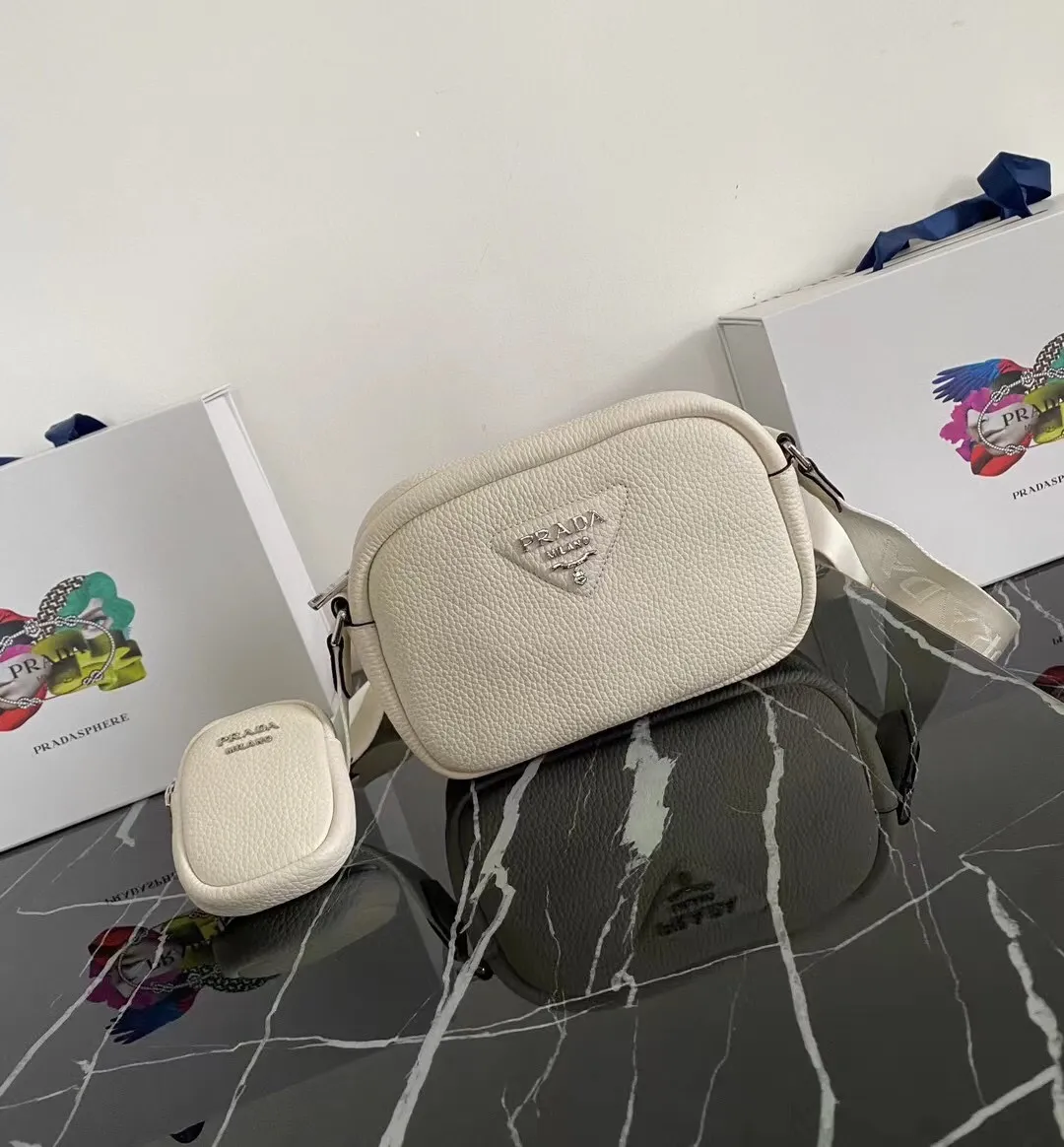 P1160¥ [Top original order] 🎉New camera crossbody bag🎉1BH182 has arrived🎉🎉This crossbody bag is made of imported deerskin grain cowhide and equipped with an adjustable long shoulder strap. My favorite It’s a small bag on the shoulder strap😘It’s perfect😘, it has a large capacity, is simple and elegant, and feels super soft🎉Hurry up and get it🎉Dimensions: length 22x height 14.5x bottom 8cm🎉🎉🎉👏👏👏!