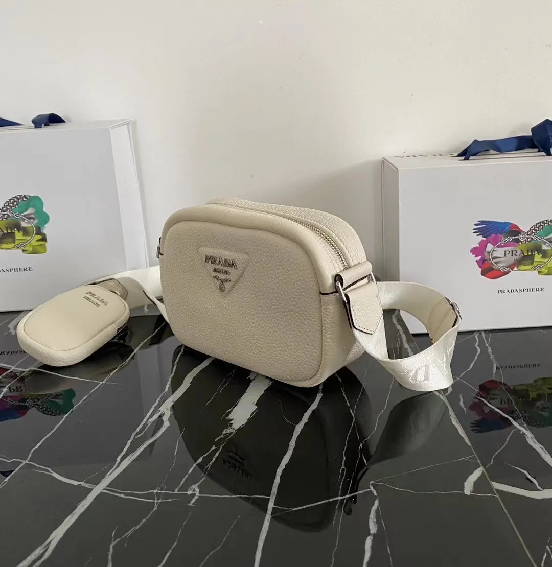 P1160¥ [Top original order] 🎉New camera crossbody bag🎉1BH182 has arrived🎉🎉This crossbody bag is made of imported deerskin grain cowhide and equipped with an adjustable long shoulder strap. My favorite It’s a small bag on the shoulder strap😘It’s perfect😘, it has a large capacity, is simple and elegant, and feels super soft🎉Hurry up and get it🎉Dimensions: length 22x height 14.5x bottom 8cm🎉🎉🎉👏👏👏!