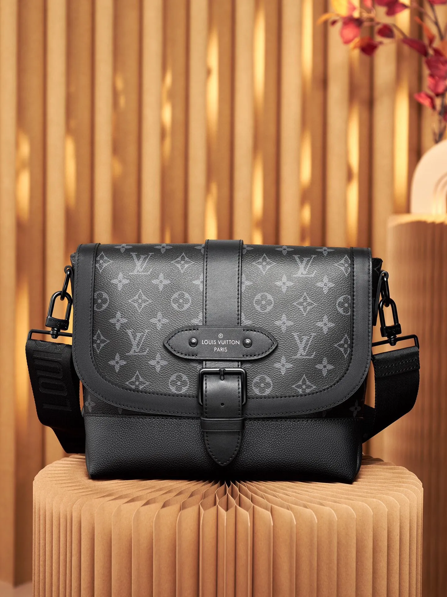 P¥760👉nfc dynamic chip version👈 [Top-grade original order, all-steel hardware] Genuinely developed M45911 Black Flower This new messenger bag pays tribute to the iconic equestrian-style Saumur handbag launched in 1986. The combination of Monogram Eclipse canvas and grained leather gives this classic item a modern temperament. Buckled shoulder strap with magnetic closure. Casual and fashionable, suitable for daily carrying. Dimensions: 30x 23 x 11 cm