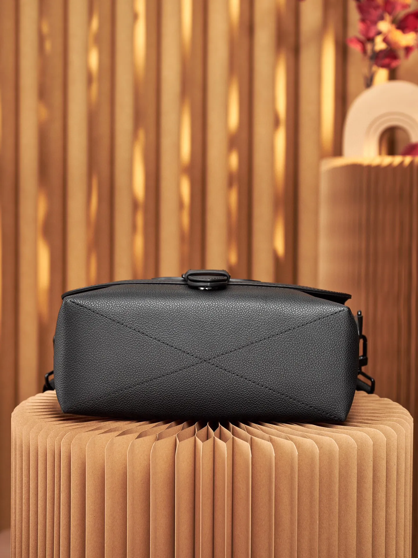 P¥760👉nfc dynamic chip version👈 [Top-grade original order, all-steel hardware] Genuinely developed M45911 Black Flower This new messenger bag pays tribute to the iconic equestrian-style Saumur handbag launched in 1986. The combination of Monogram Eclipse canvas and grained leather gives this classic item a modern temperament. Buckled shoulder strap with magnetic closure. Casual and fashionable, suitable for daily carrying. Dimensions: 30x 23 x 11 cm