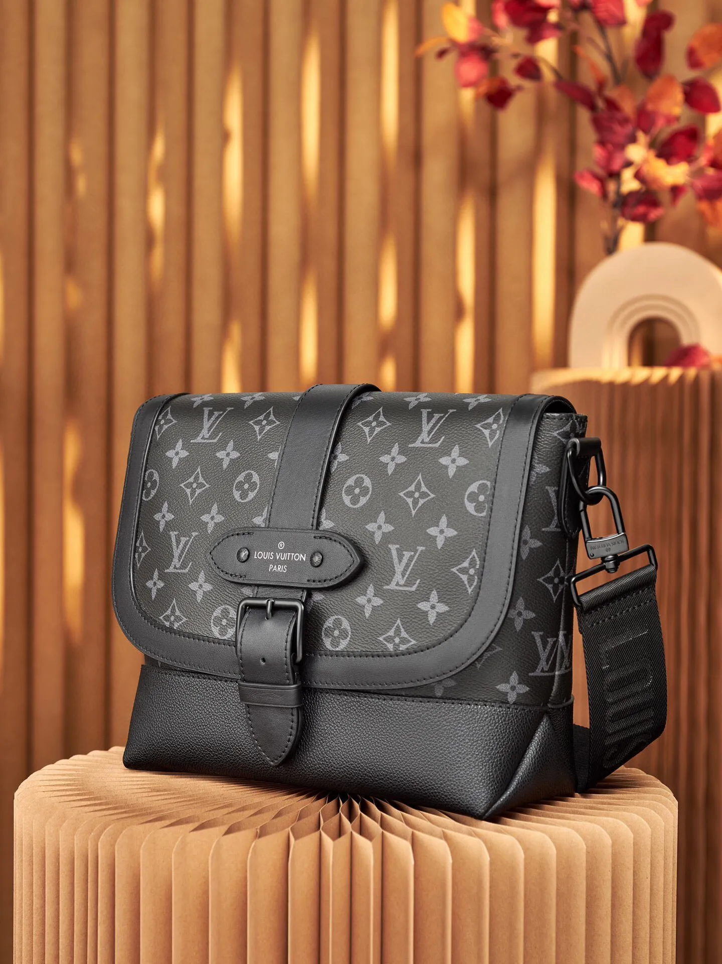 P¥760👉nfc dynamic chip version👈 [Top-grade original order, all-steel hardware] Genuinely developed M45911 Black Flower This new messenger bag pays tribute to the iconic equestrian-style Saumur handbag launched in 1986. The combination of Monogram Eclipse canvas and grained leather gives this classic item a modern temperament. Buckled shoulder strap with magnetic closure. Casual and fashionable, suitable for daily carrying. Dimensions: 30x 23 x 11 cm