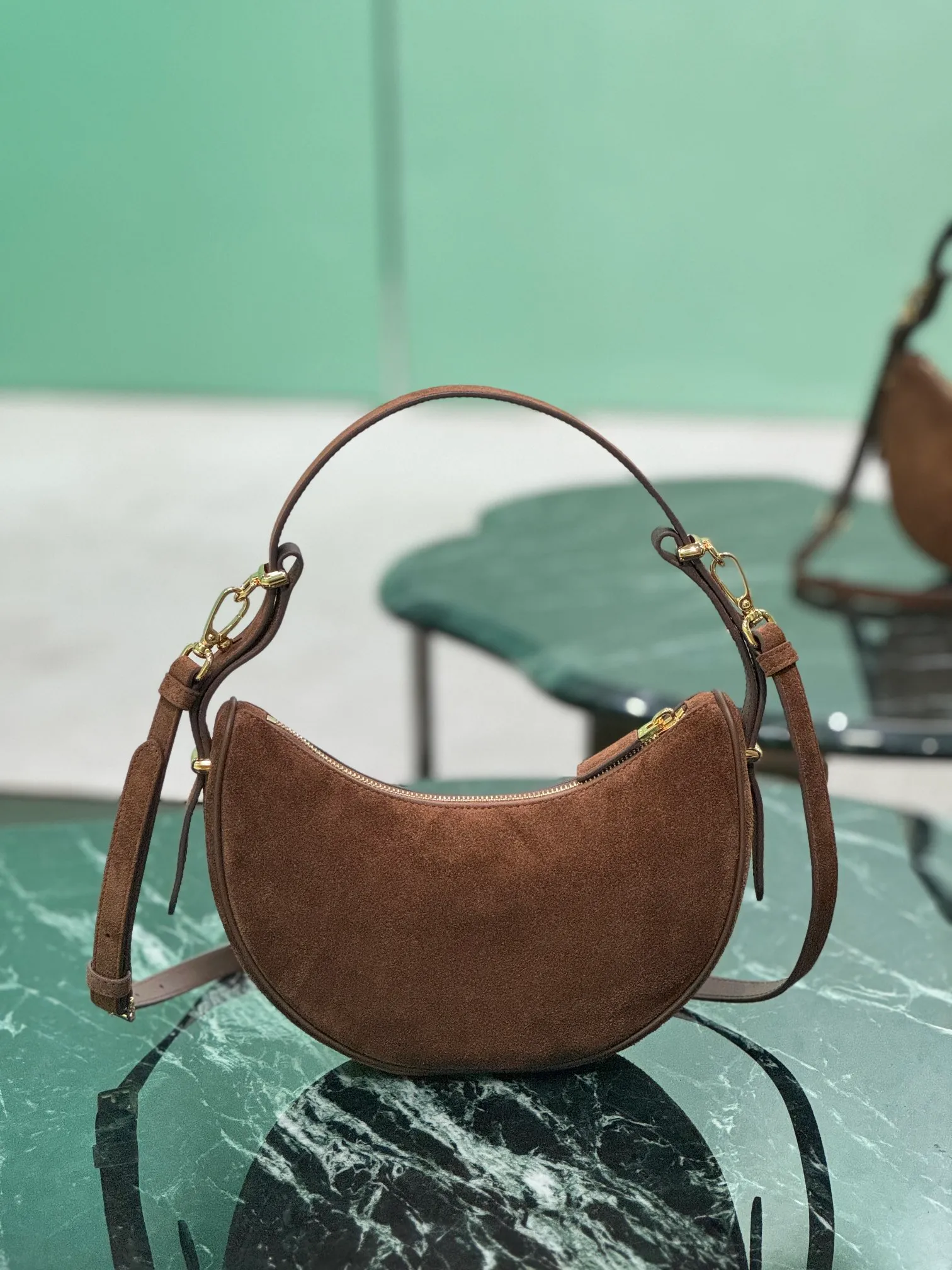 💰1400, Moon suede calfskin The suede calfskin has a modern and versatile charm, with a curved body design and 2 long/short adjustable shoulder straps, making it easy to change styles at will. The interior is equipped with imported lambskin, and the metal accessories add to the bright style! Size: Length 22.5x Height 18.5x Bottom 6.5cm Style number: 1BC194 suede leather