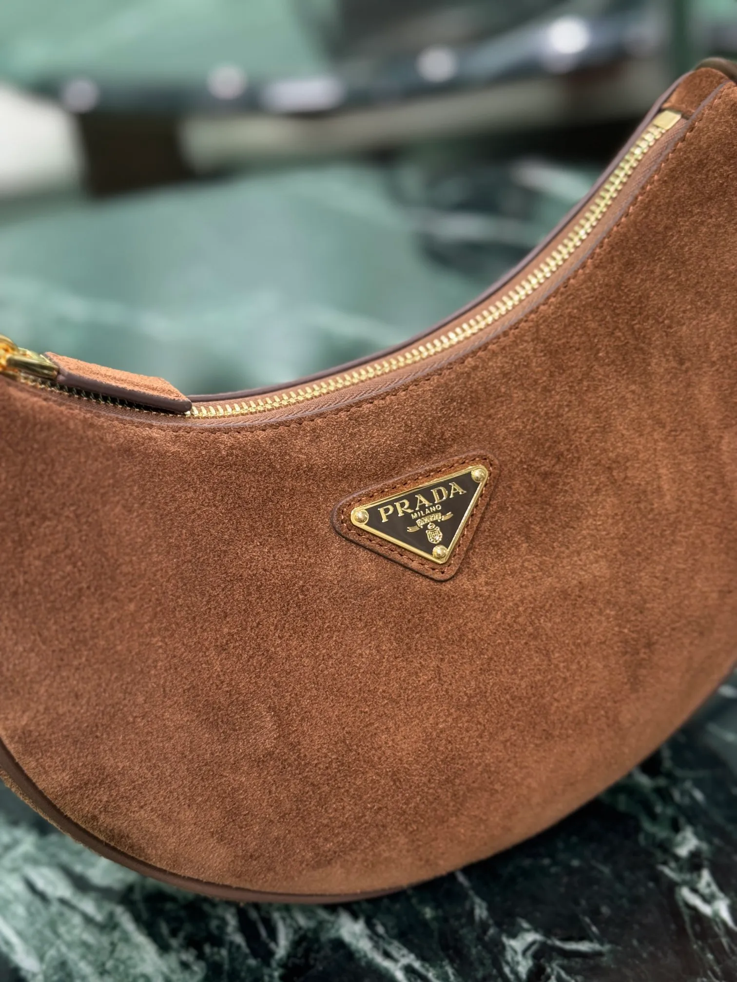 💰1400, Moon suede calfskin The suede calfskin has a modern and versatile charm, with a curved body design and 2 long/short adjustable shoulder straps, making it easy to change styles at will. The interior is equipped with imported lambskin, and the metal accessories add to the bright style! Size: Length 22.5x Height 18.5x Bottom 6.5cm Style number: 1BC194 suede leather