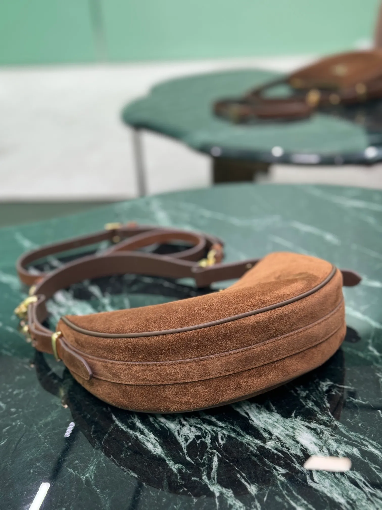 💰1400, Moon suede calfskin The suede calfskin has a modern and versatile charm, with a curved body design and 2 long/short adjustable shoulder straps, making it easy to change styles at will. The interior is equipped with imported lambskin, and the metal accessories add to the bright style! Size: Length 22.5x Height 18.5x Bottom 6.5cm Style number: 1BC194 suede leather