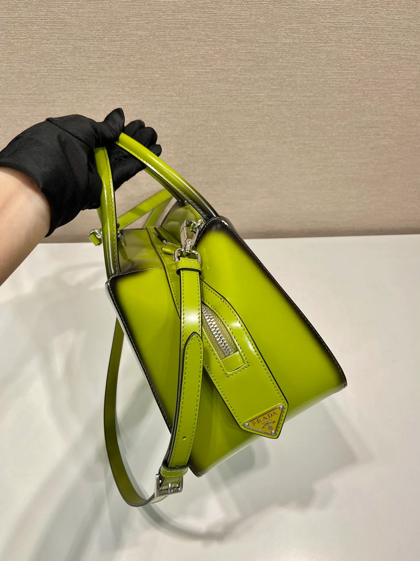 💰1800👏Gradient bowling ball👏1BA365 new medium gradient color🎉 This handbag with exquisite lines will be unveiled at the 2022 autumn and winter fashion show. Equipped with a detachable and adjustable long shoulder strap that can be carried by hand/cross-body. The elegant silhouette features a hand-painted finish that accentuates geometric lines and three-dimensional effects. Casual and stylish. Large capacity space. Everything you need for daily use can be accommodated! Babies. Hurry up and get it🎉🎉, length 31cm high 16x bottom 13.5cm🎉🎉🎉👏👏👏 👏