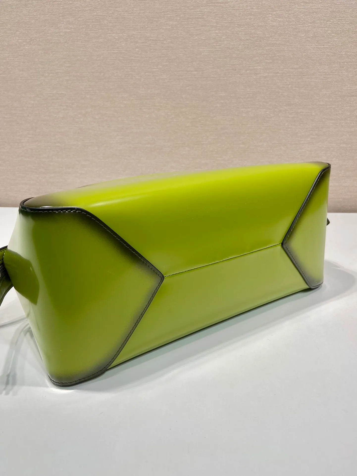 💰1800👏Gradient bowling ball👏1BA365 new medium gradient color🎉 This handbag with exquisite lines will be unveiled at the 2022 autumn and winter fashion show. Equipped with a detachable and adjustable long shoulder strap that can be carried by hand/cross-body. The elegant silhouette features a hand-painted finish that accentuates geometric lines and three-dimensional effects. Casual and stylish. Large capacity space. Everything you need for daily use can be accommodated! Babies. Hurry up and get it🎉🎉, length 31cm high 16x bottom 13.5cm🎉🎉🎉👏👏👏 👏