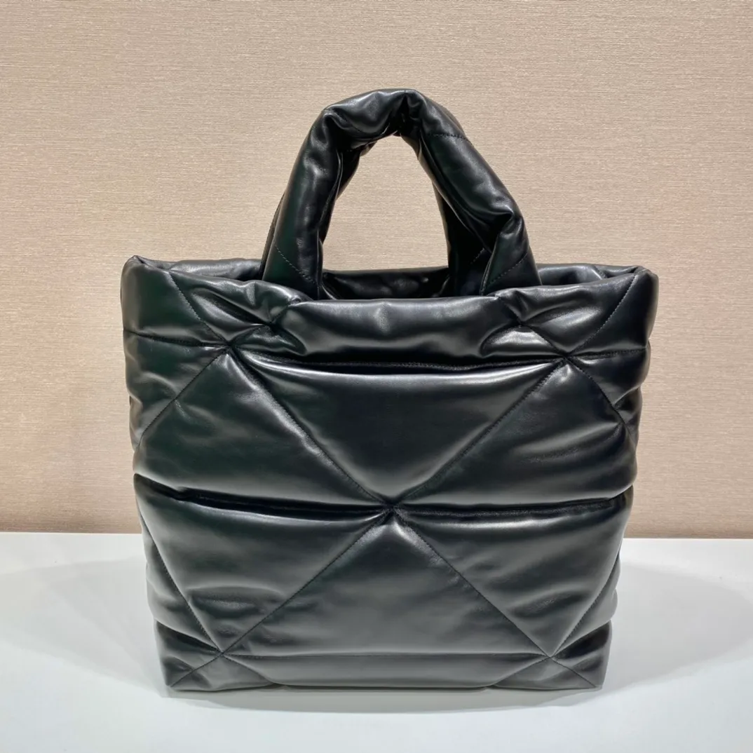 💰1860🎉Autumn and winter tote bag🎉1BG411 full leather🎉🎉 This new tote bag, a bag with great autumn and winter flavor🙊I highly recommend this one. The leather feels very good, soft and fufu is super comfortable👏Handmade rhombus is also the main feature of this season 👍The upper body is very fashionable~The space capacity is very large/lightweight👏 Anyway, the clothes are not big enough to fit in the bag hh! This bag looks very warm😜 Worth owning🙊A must-have for autumn and winter😙Hurry up and get it😘😘 Length 40x Height 38x Bottom 18cm